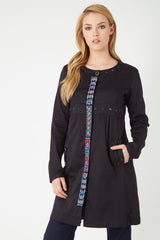 Chaqueta boho mujer, abrigo ligero, diseño étnico, bordado frontal, bolsillos laterales, cierre delantero, talla 40, elegante y cómoda, ideal outfits urbanos y office, estilo versátil, color negro ✅Entrega 24/48h