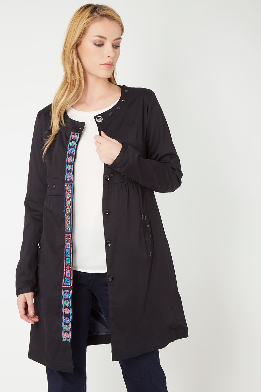 Chaqueta boho mujer, abrigo ligero, diseño étnico, bordado frontal, bolsillos laterales, cierre delantero, talla 40, elegante y cómoda, ideal outfits urbanos y office, estilo versátil, color negro ✅Entrega 24/48h