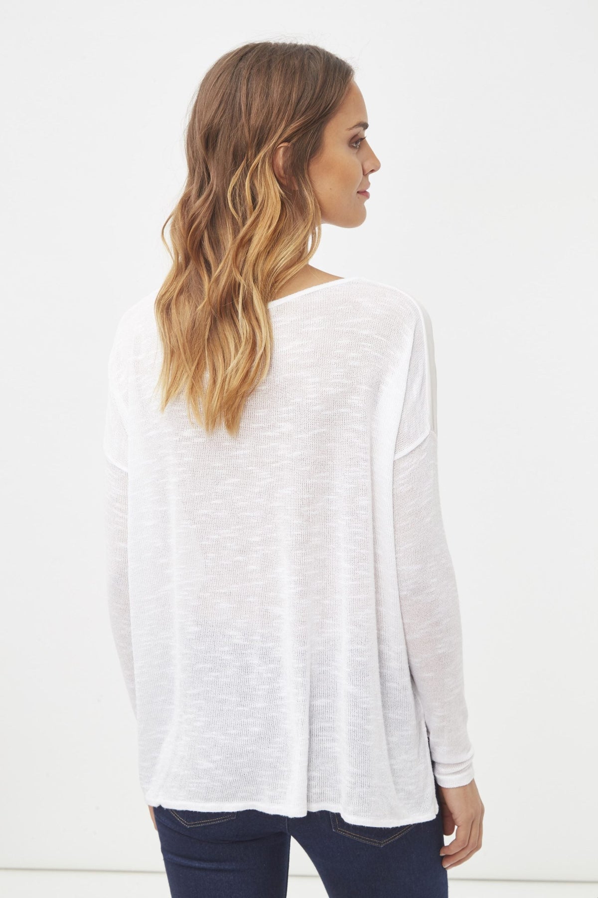 Blusa ligera mujer, camisa moderna, diseño gráfico corazón, manga larga, estilo casual, corte relajado, algodón suave, talla L, look versátil, outfit urbano, fácil de combinar, color blanco ✅Entrega 24/48h
