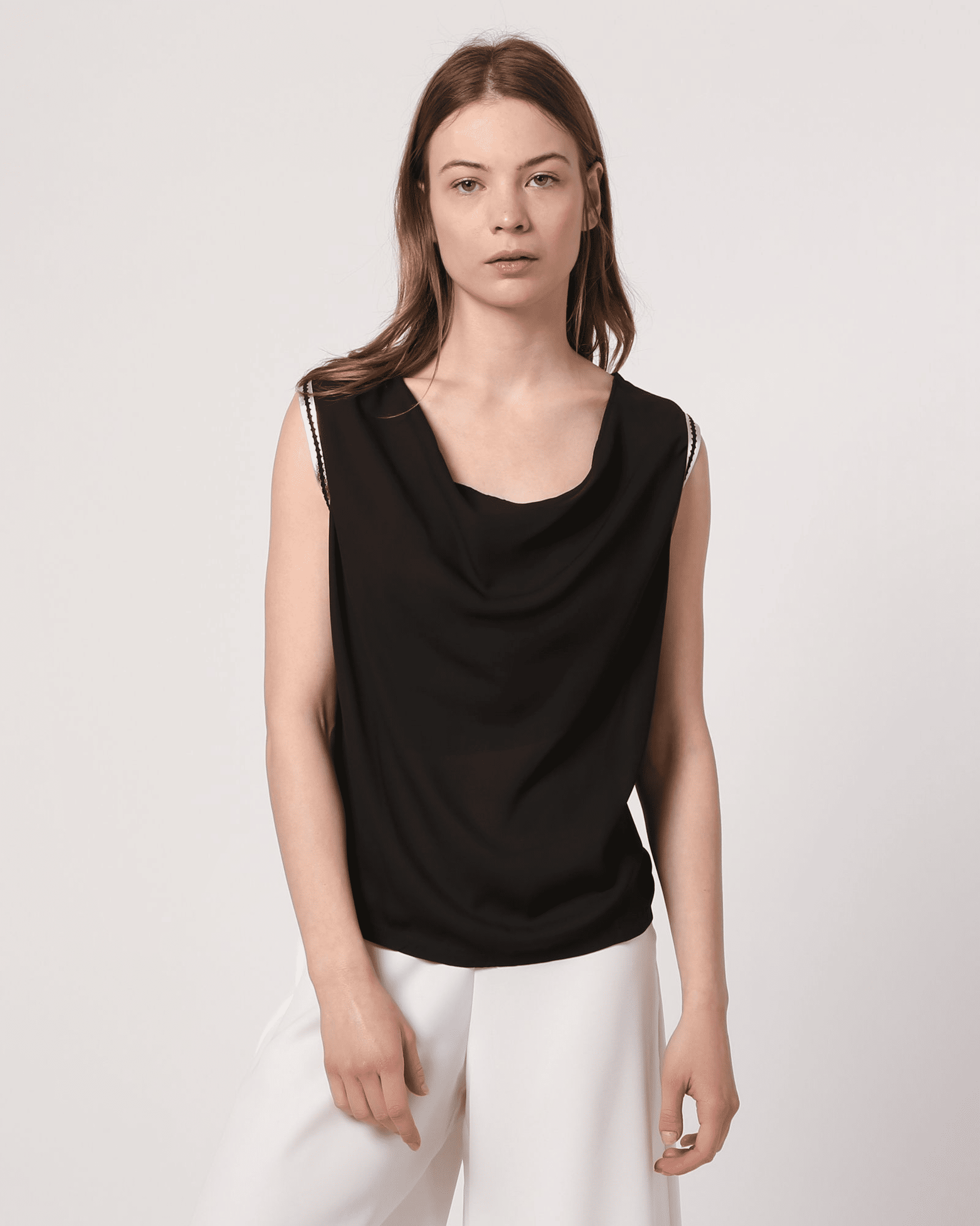 Blusa fluida mujer, top sin mangas, cuello caído, detalles plateados, ribetes trenzados, estilo elegante, color negro, talla S disponible, versátil, cómoda, tendencia 2024, ✅Entrega 24/48h