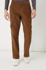 Pantalón cargo pana marrón hombre, bolsillos laterales utilitarios, corte relajado, textura acanalada, estilo casual urbano, disponible talla 44, cómodo versátil, ideal looks diarios ✅Entrega 24/48h