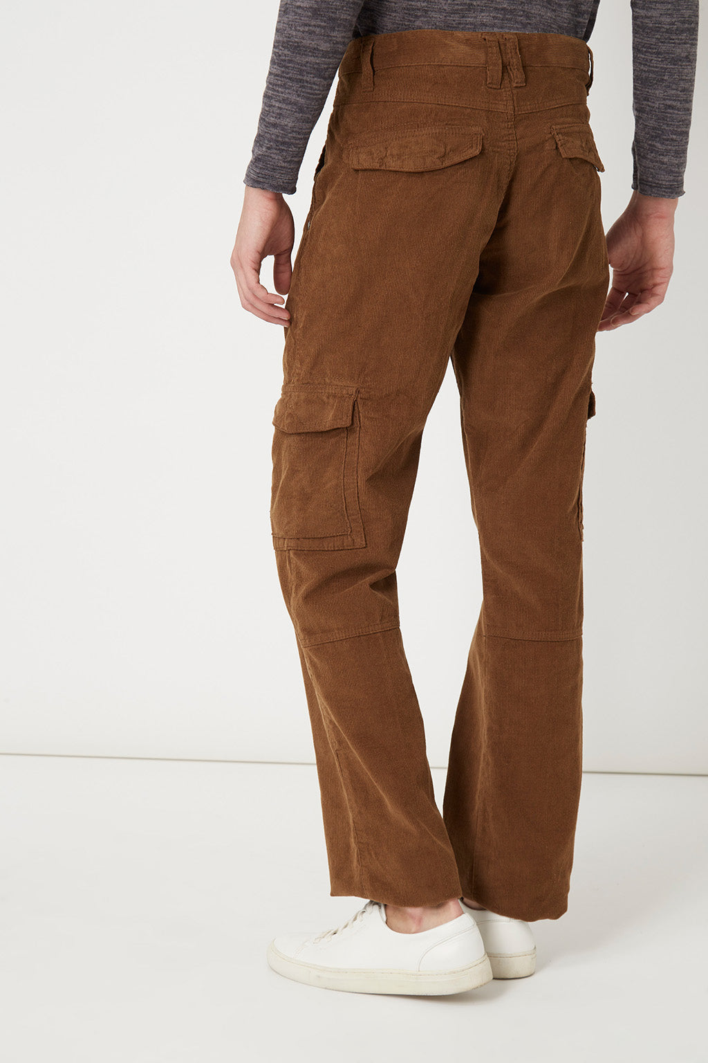 Pantalón cargo pana marrón hombre, bolsillos laterales utilitarios, corte relajado, textura acanalada, estilo casual urbano, disponible talla 44, cómodo versátil, ideal looks diarios ✅Entrega 24/48h