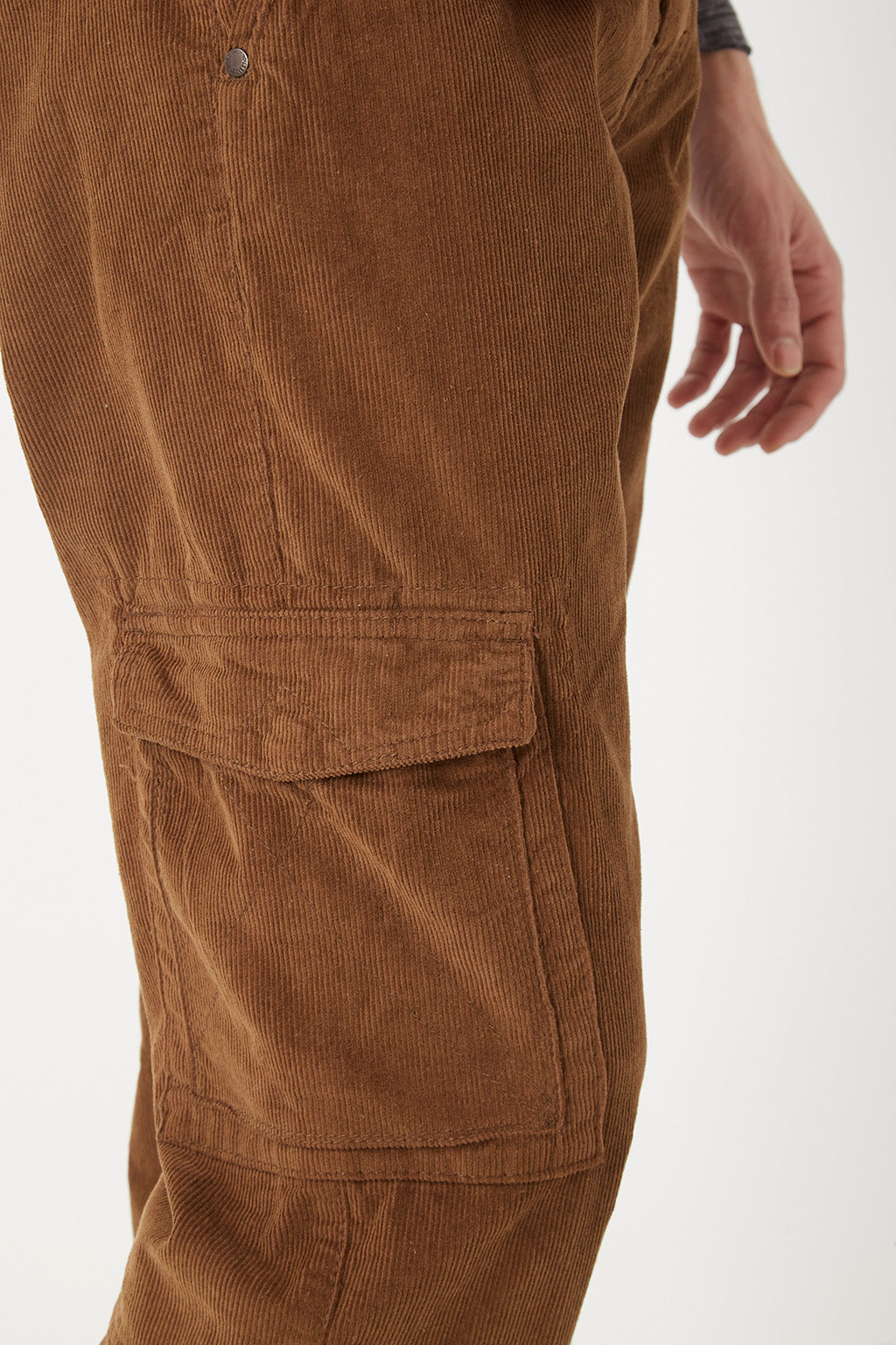 Pantalón cargo pana marrón hombre, bolsillos laterales utilitarios, corte relajado, textura acanalada, estilo casual urbano, disponible talla 44, cómodo versátil, ideal looks diarios ✅Entrega 24/48h