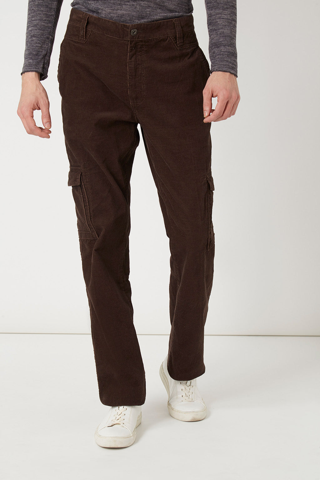 Pantalón cargo hombre, pantalón pana marrón, bolsillos laterales, estilo urbano casual, corte recto, diseño clásico, cómodo y funcional, talla 44, ideal otoño-invierno, versátil diario, ✅Entrega 24/48h