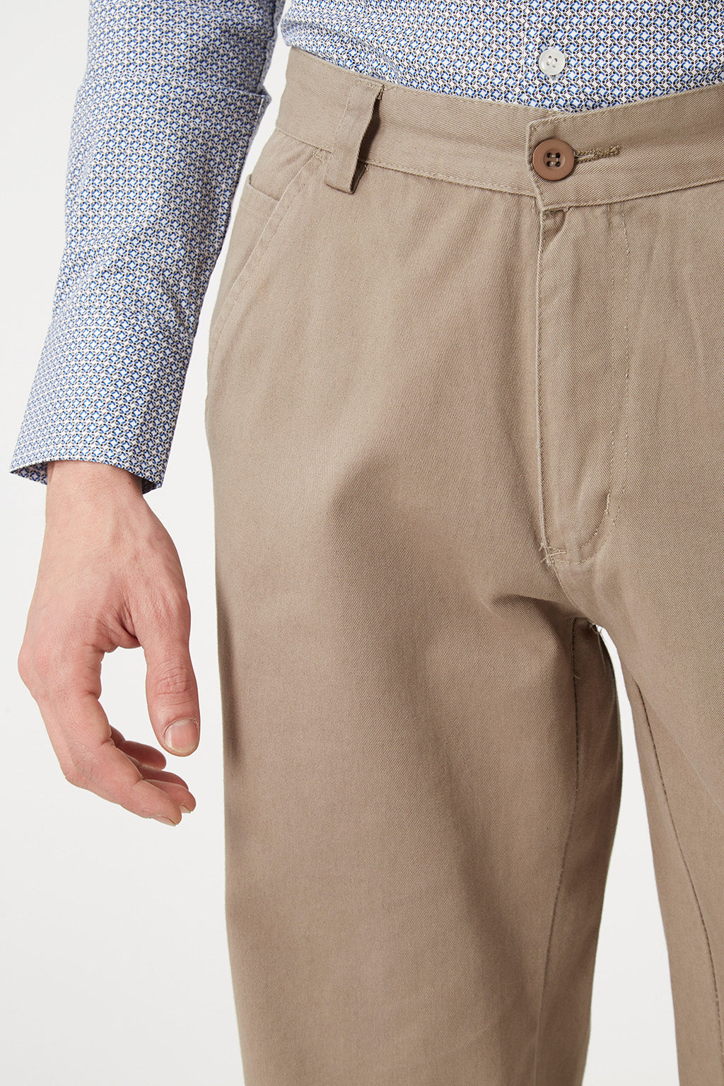 Pantalón recto casual, trousers, algodón, bolsillos laterales, corte clásico, color marrón, ligero y cómodo, ideal oficina o diario, fácil de combinar, talla 38 disponible, elegante y versátil ✅Entrega 24/48h