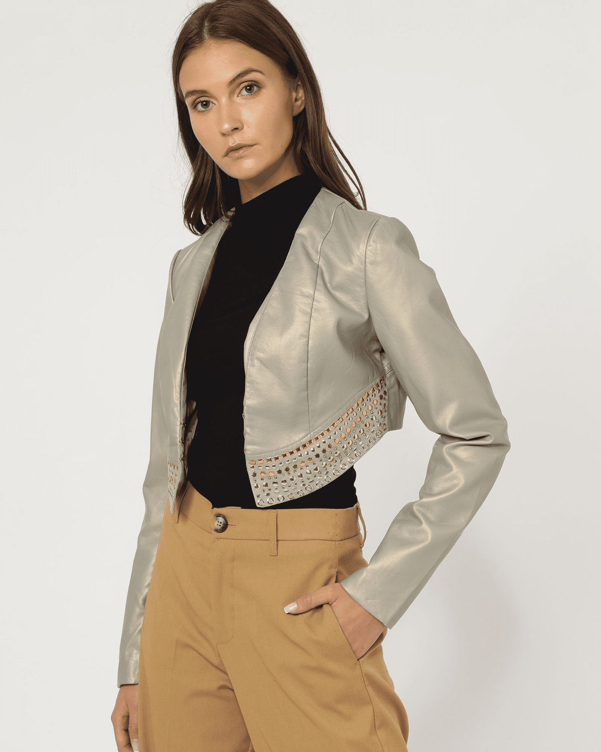 Chaqueta corta ecopiel mujer, blazer calados elegancia urbana, acabado brillante, corte crop, ideal looks formales y casuales, color plata, talla L, ligera y versátil ✅Entrega 24/48h