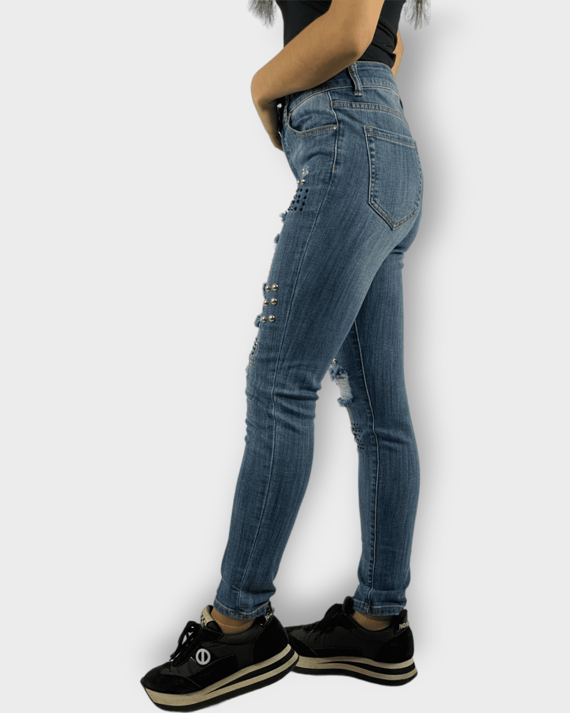 Jeans skinny mujer, pantalón denim azul desgastado, rotos y tachuelas, estilo urbano, ajustado, diseño moderno, casual, cómodo, disponible talla 34, ideal outfits diarios, versátil, tendencia 2024, ✅Entrega 24/48h