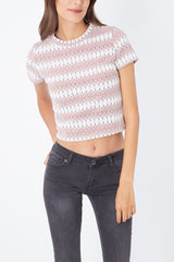 Crop top mujer Love & Money, camiseta corta, top de punto, manga corta, cuello redondo, estampado fantasía, estilo casual, color blanco con detalles rojos y grises, talla L, cómodo y versátil ✅Entrega 24/48h
