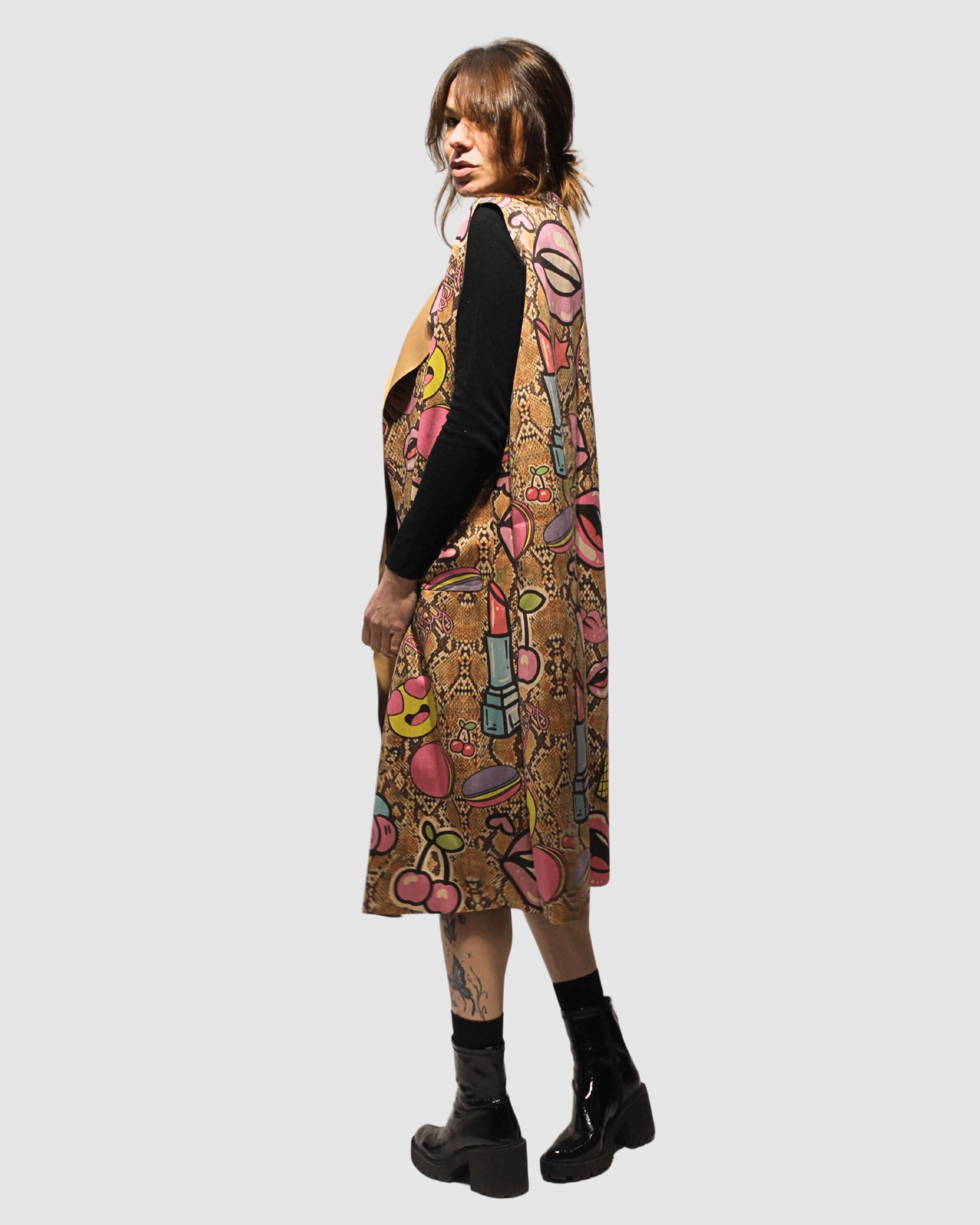 Chaleco largo mujer, chaleco sin mangas moderno, estampado abstracto, diseño artístico, tejido ligero, corte elegante, fondo beige camel, detalles rosados, azules, marrón, talla S, look urbano oficina, versátil, ✅Entrega 24/48h