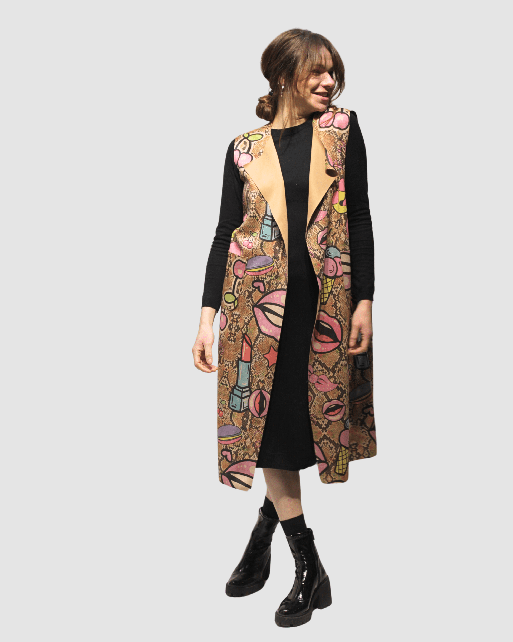 Chaleco largo mujer, chaleco sin mangas moderno, estampado abstracto, diseño artístico, tejido ligero, corte elegante, fondo beige camel, detalles rosados, azules, marrón, talla S, look urbano oficina, versátil, ✅Entrega 24/48h