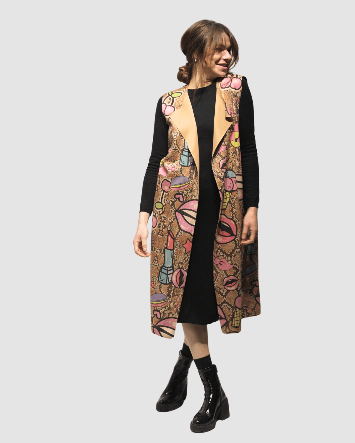 Chaleco largo mujer, chaleco sin mangas moderno, estampado abstracto, diseño artístico, tejido ligero, corte elegante, fondo beige camel, detalles rosados, azules, marrón, talla S, look urbano oficina, versátil, ✅Entrega 24/48h