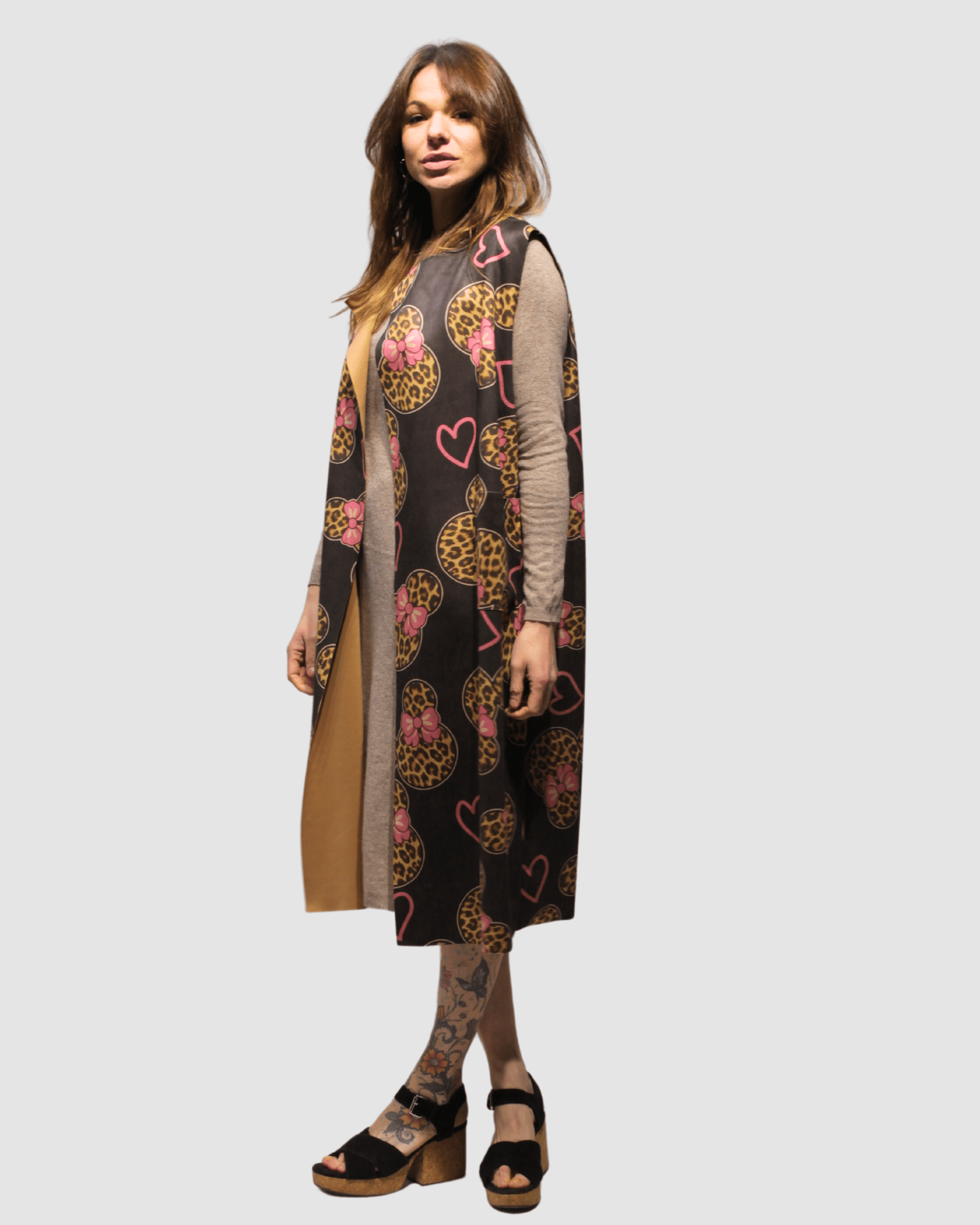 Chaleco largo mujer sin mangas, animal print corazones, chaleco outerwear, estilo artístico urbano, diseño negro beige acentos rosa, moderno versátil cómodo, talla S disponible, combina jeans vestidos básicos ✅Entrega 24/48h