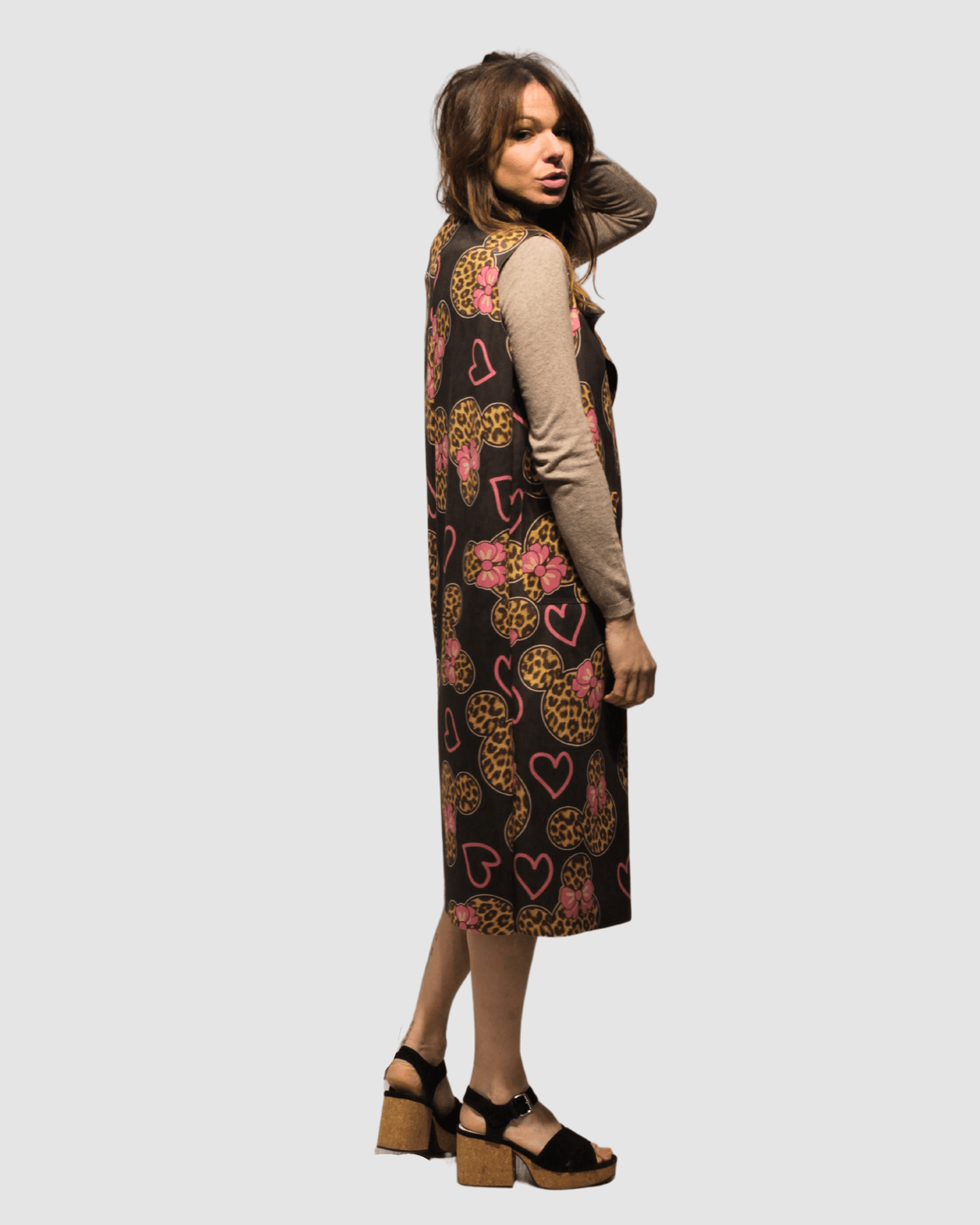 Chaleco largo mujer sin mangas, animal print corazones, chaleco outerwear, estilo artístico urbano, diseño negro beige acentos rosa, moderno versátil cómodo, talla S disponible, combina jeans vestidos básicos ✅Entrega 24/48h