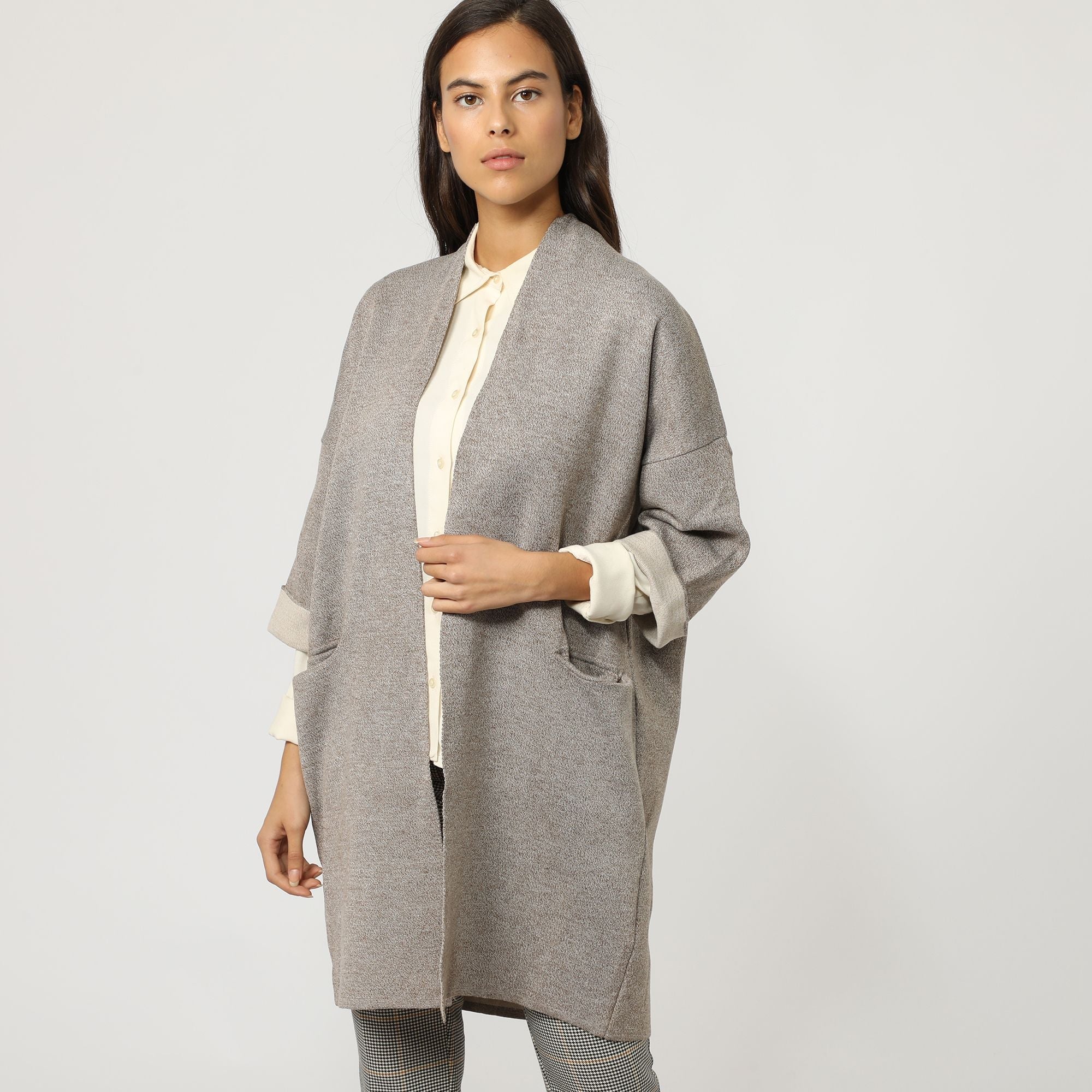 Chaqueta abierta estilo cardigan mujer, abrigo ligero, bolsillo frontal, tejido suave, corte oversize, look casual elegante, color gris, talla única, confortable y versátil ✅Entrega 24/48h