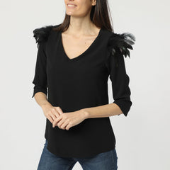 Blusa mujer negra diseño liso manga larga escote pico detalle plumas hombro cierre botón elegante cómoda talla 36 outfit versátil ideal eventos básicos moda oficina ✅Entrega 24/48h