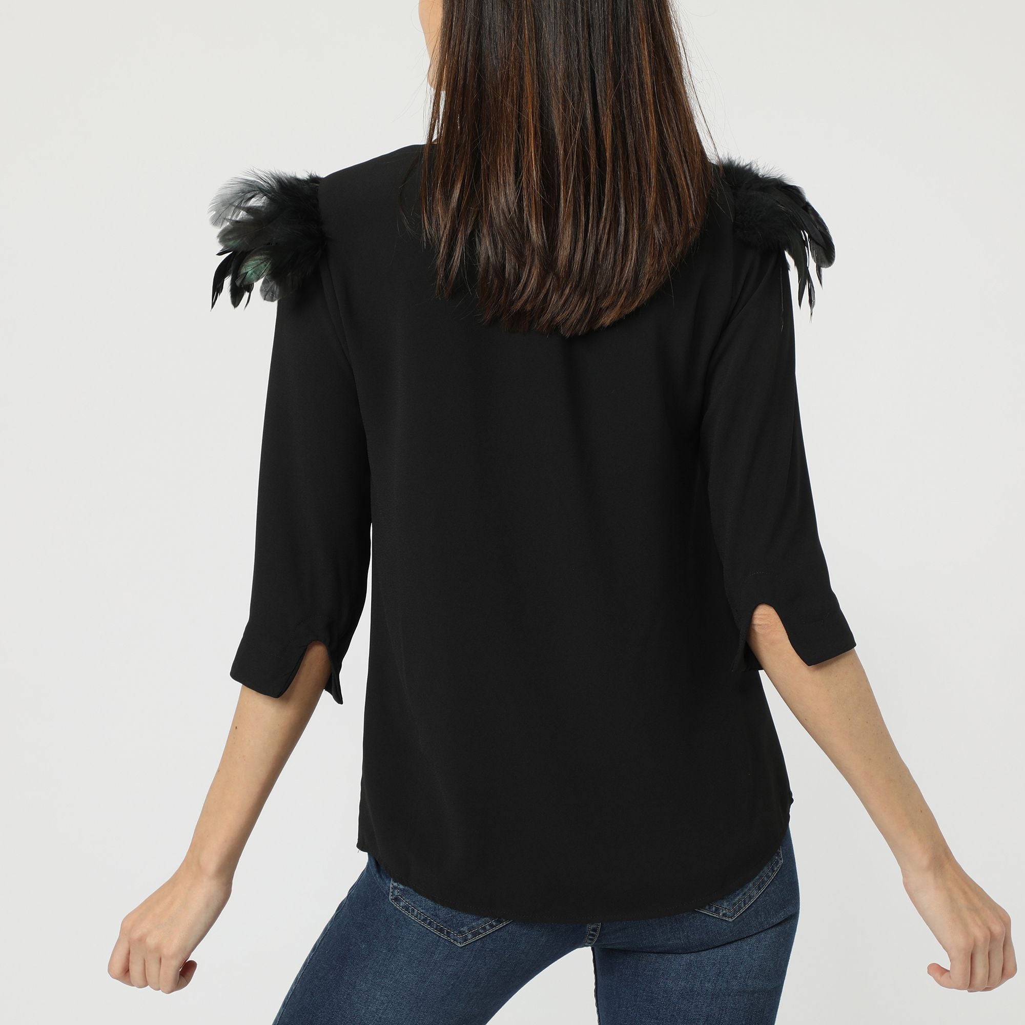 Blusa mujer negra diseño liso manga larga escote pico detalle plumas hombro cierre botón elegante cómoda talla 36 outfit versátil ideal eventos básicos moda oficina ✅Entrega 24/48h