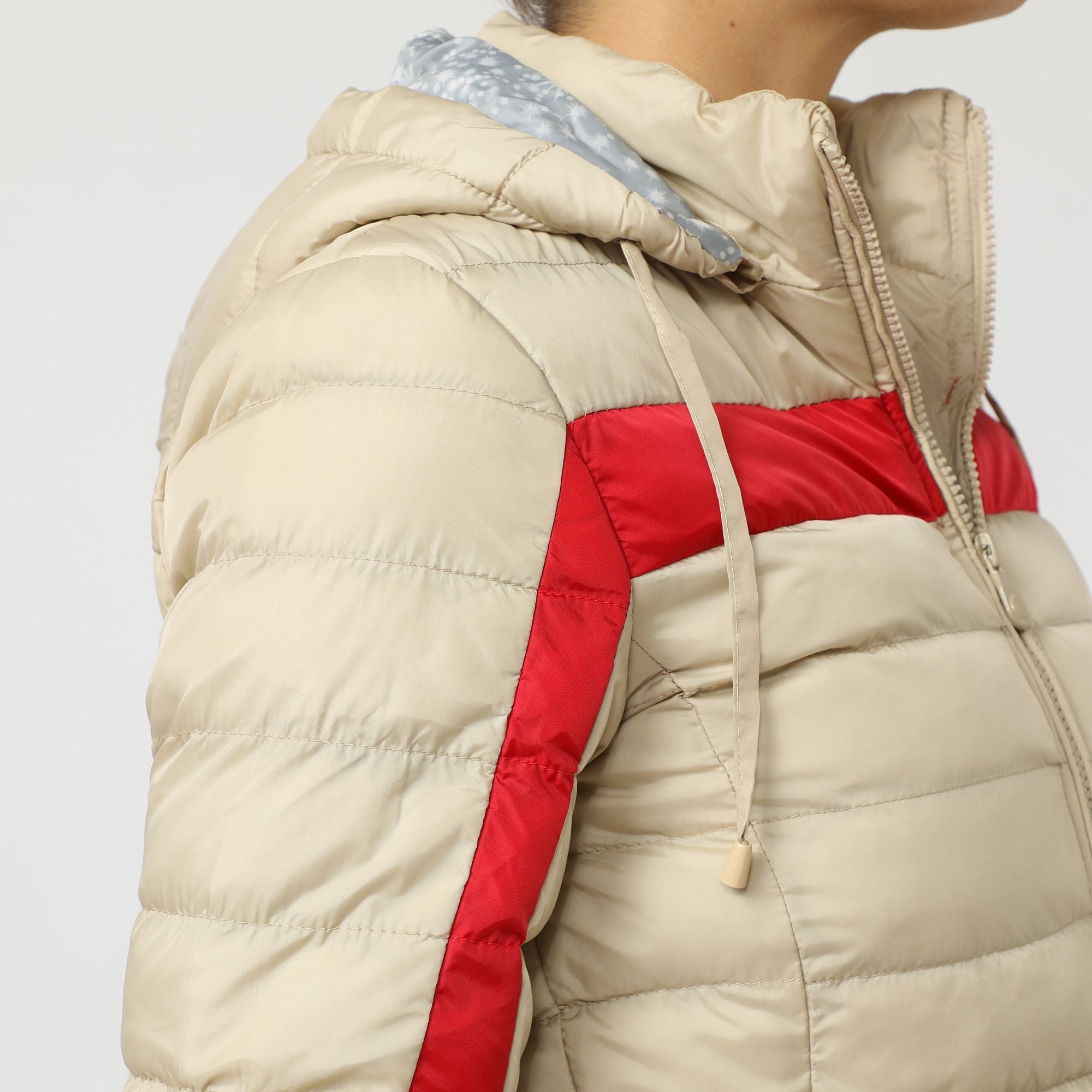 Chaqueta acolchada mujer, jacket, abrigo ligero, capucha fija, diseño bicolor, estilo deportivo, cierre frontal, cómoda, cálida, color beige y rojo, talla L, ideal looks urbanos, fácil de combinar, tendencia otoño/invierno ✅Entrega 24/48h