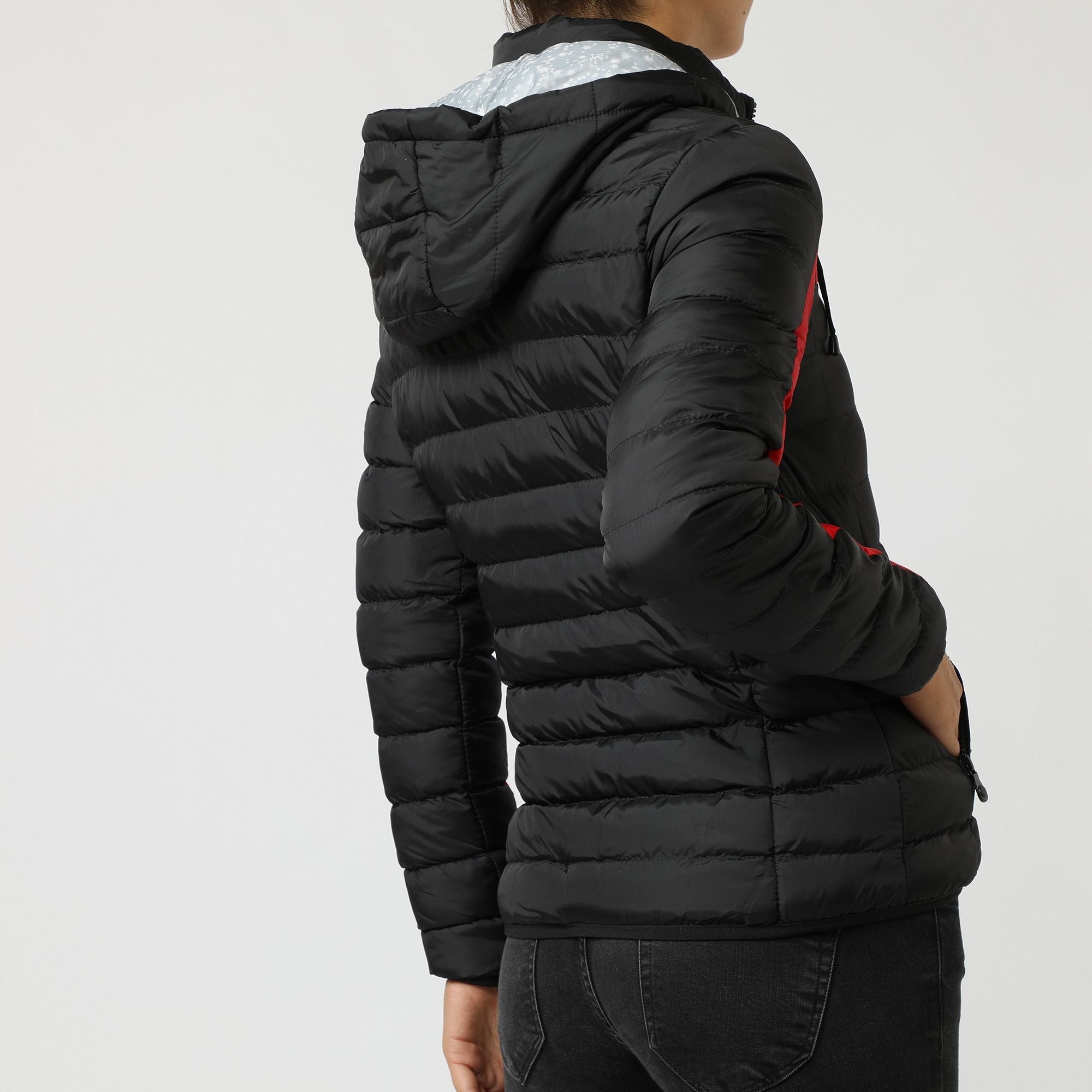 Chaqueta acolchada mujer, jacket deportiva, abrigo ligero capucha, diseño bicolor negro/rojo, cierre frontal, cálida y cómoda, estilo urbano moderno, talla L, perfecta días fríos, combinable jeans botas ✅Entrega 24/48h