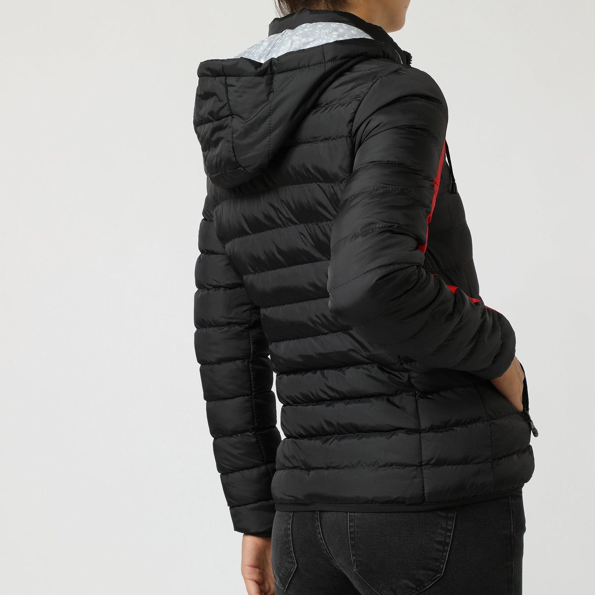 Chaqueta acolchada mujer, jacket deportiva, abrigo ligero capucha, diseño bicolor negro/rojo, cierre frontal, cálida y cómoda, estilo urbano moderno, talla L, perfecta días fríos, combinable jeans botas ✅Entrega 24/48h