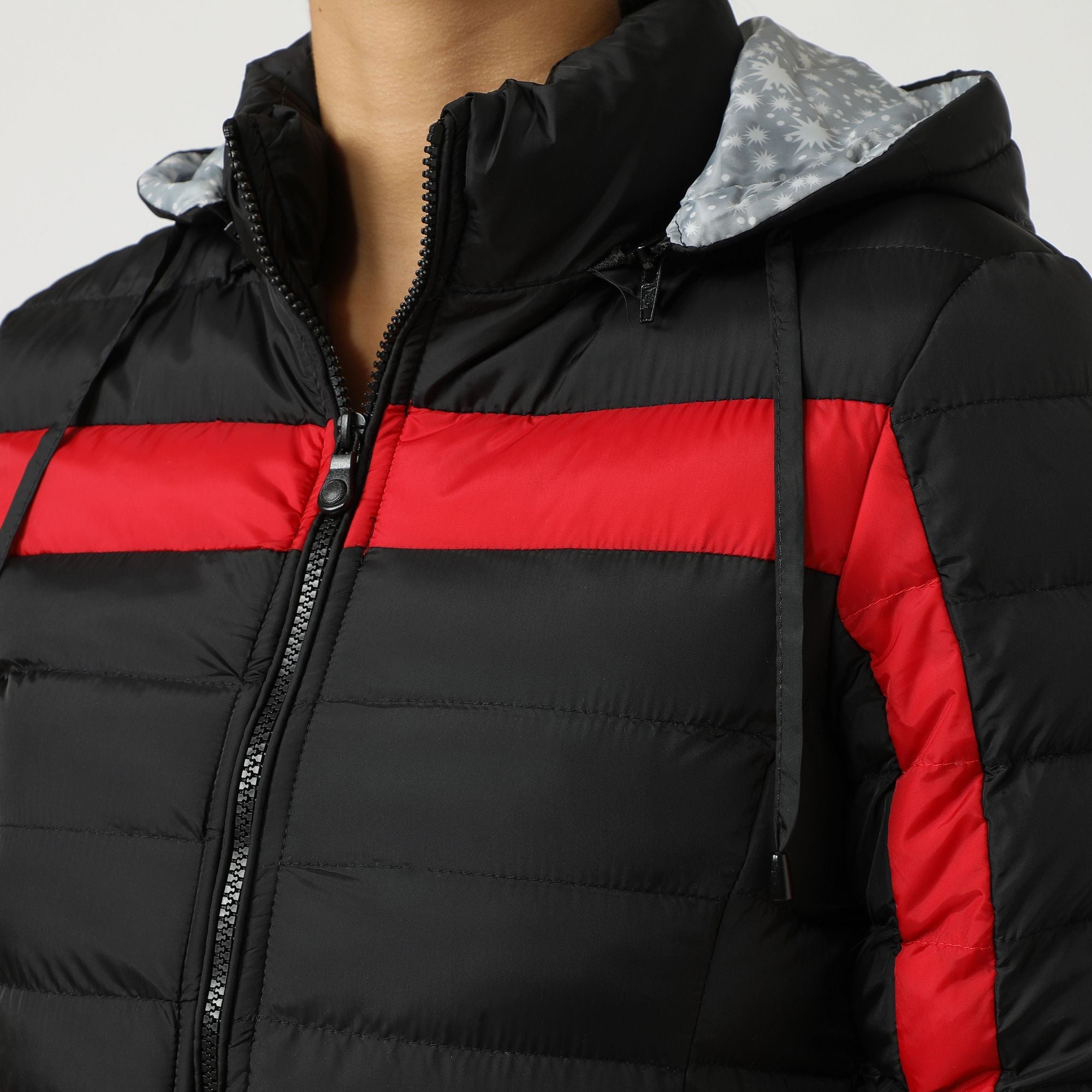 Chaqueta acolchada mujer, jacket deportiva, abrigo ligero capucha, diseño bicolor negro/rojo, cierre frontal, cálida y cómoda, estilo urbano moderno, talla L, perfecta días fríos, combinable jeans botas ✅Entrega 24/48h
