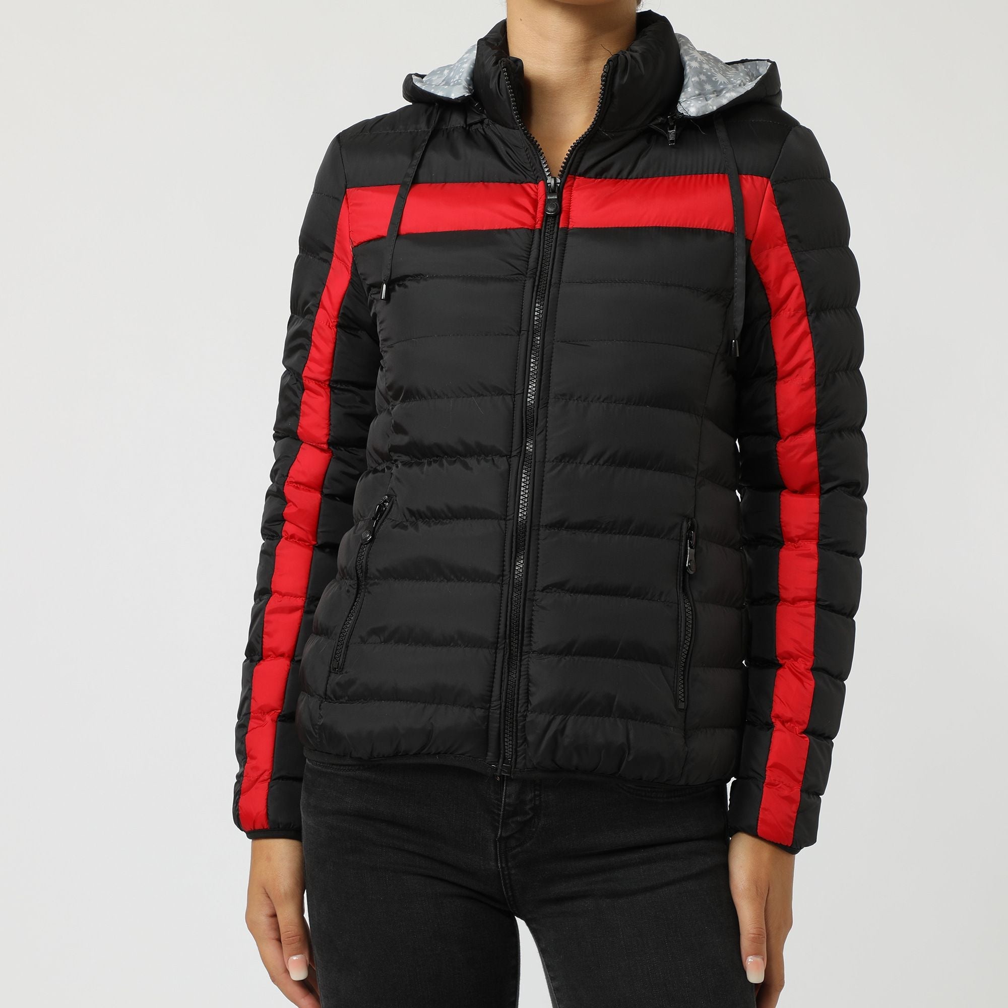 Chaqueta acolchada mujer, jacket deportiva, abrigo ligero capucha, diseño bicolor negro/rojo, cierre frontal, cálida y cómoda, estilo urbano moderno, talla L, perfecta días fríos, combinable jeans botas ✅Entrega 24/48h