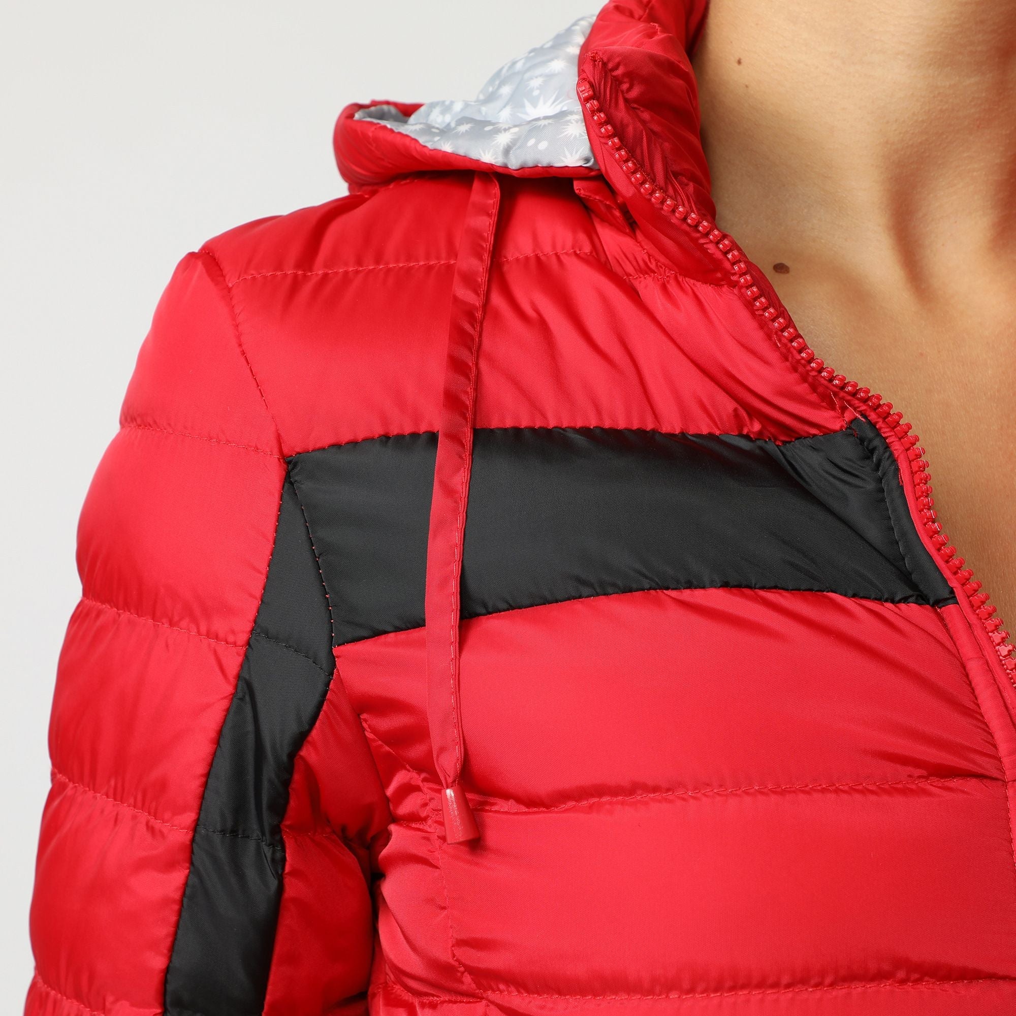 Chaqueta acolchada mujer deportiva jacket plumas ligera capucha detalles bicolor cierre frontal estilo urbano cálida cómoda ideal días fríos color rojo talla L versátil fácil combinar outfits casuales ✅Entrega 24/48h