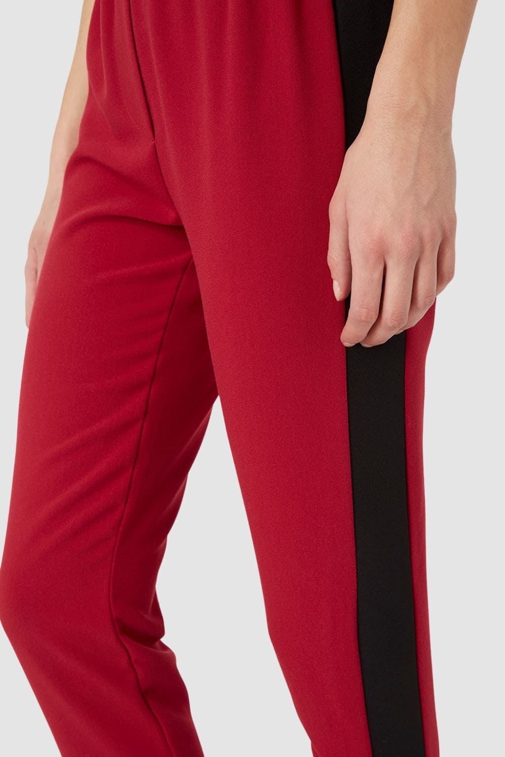 Pantalón mujer tiro medio, pantalones casual, estilo urbano, tejido suave, franja lateral negra, look sofisticado, cómodo, versátil, color rojo, talla S, ideal oficina y salidas, variaciones colores, ✅Entrega 24/48h