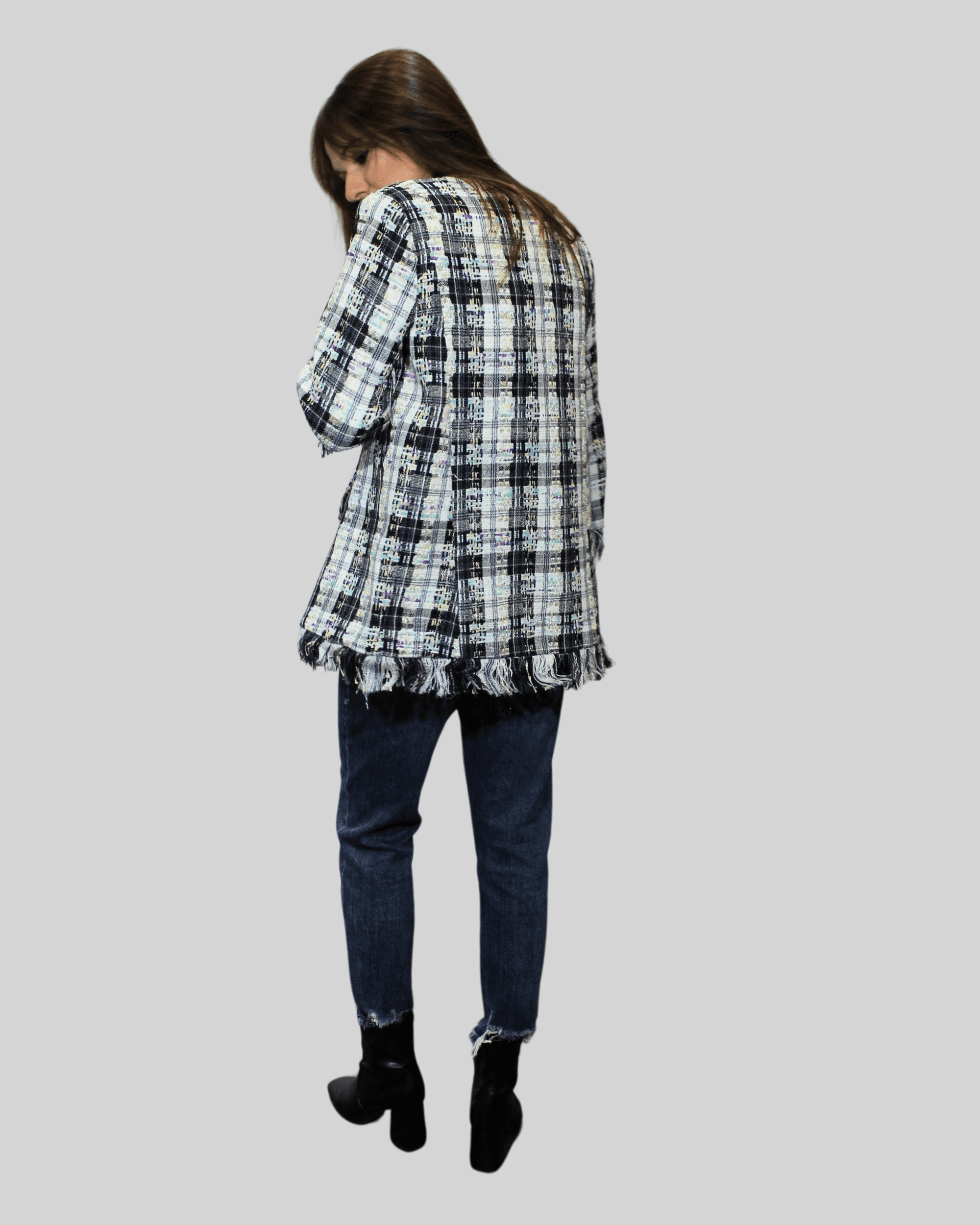 Chaqueta tweed mujer, blazer elegante cuadros, flecos, botones decorativos, corte recto, look sofisticado, tejido suave, color blanco y negro, disponible talla S, ideal oficina o casual, ✅Entrega 24/48h