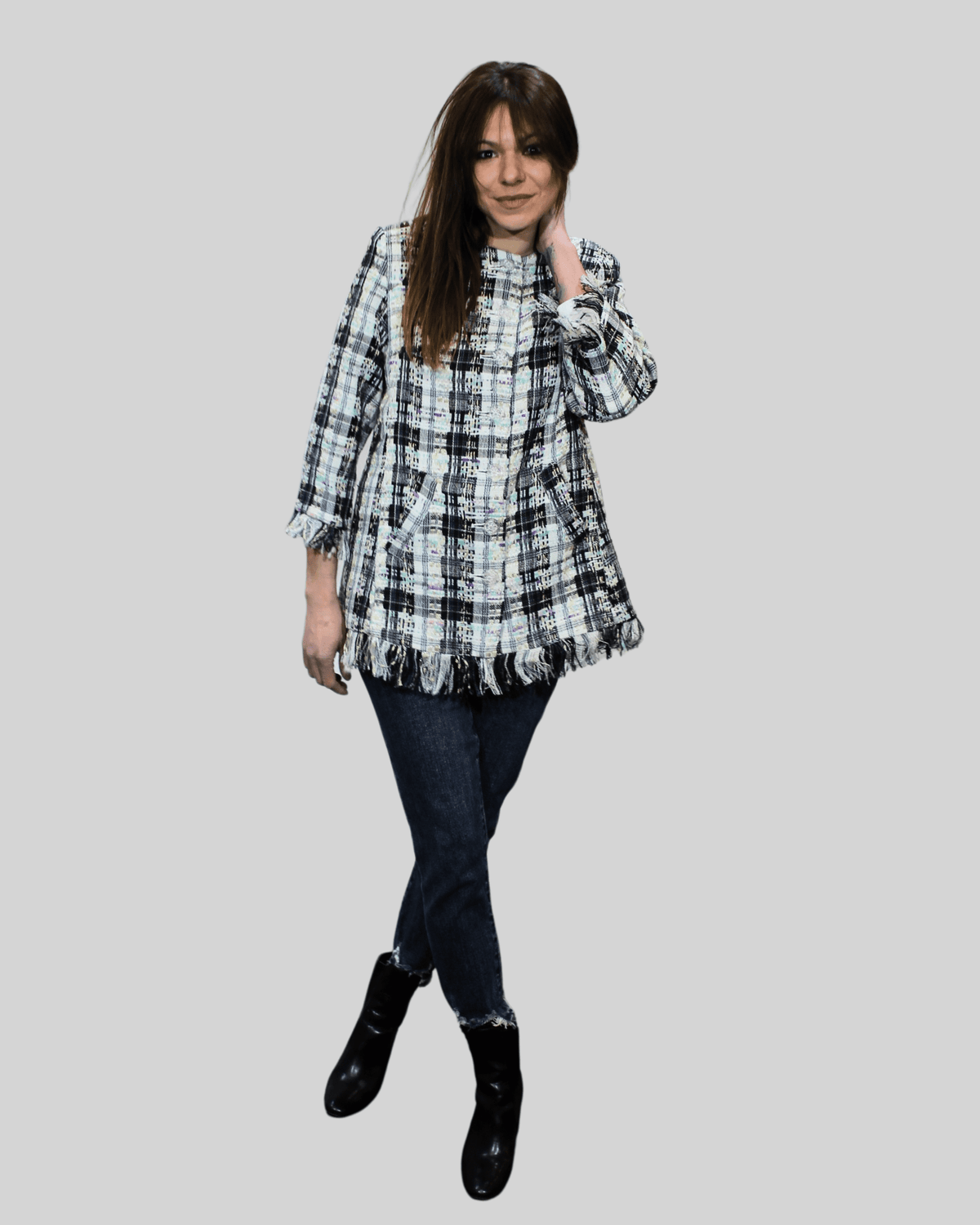 Chaqueta tweed mujer, blazer elegante cuadros, flecos, botones decorativos, corte recto, look sofisticado, tejido suave, color blanco y negro, disponible talla S, ideal oficina o casual, ✅Entrega 24/48h