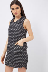 Vestido minifalda sin mangas, dress casual outfit estampado geométrico, bolsillo frontal, tejido ligero, cuello redondo, cómodo, versátil, moderno, color negro, talla M disponible ✅Entrega 24/48h