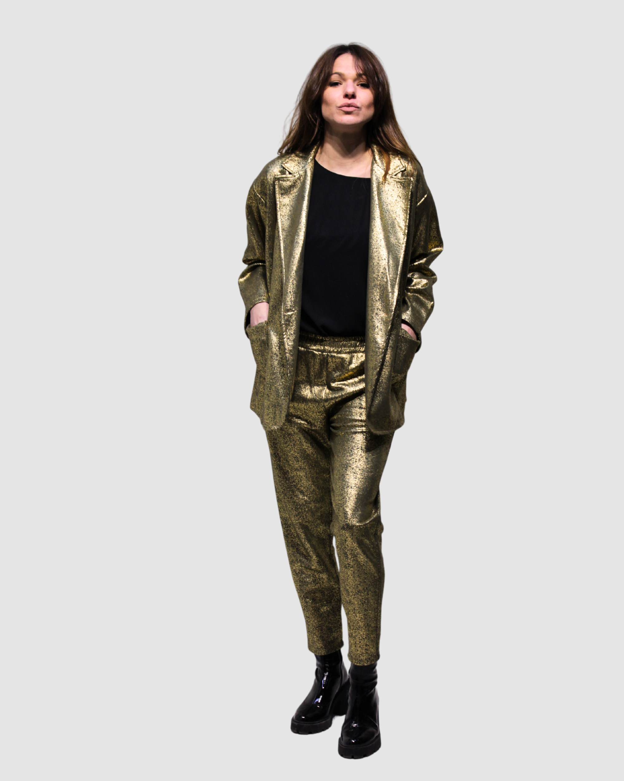 Conjunto blazer pantalón mujer, traje dos piezas, acabado metálico brillante, corte relajado elegante, ideal eventos y fiestas, color dorado, disponible talla S, estilo sofisticado moderno, cómodo, fácil combinar ✅Entrega 24/48h