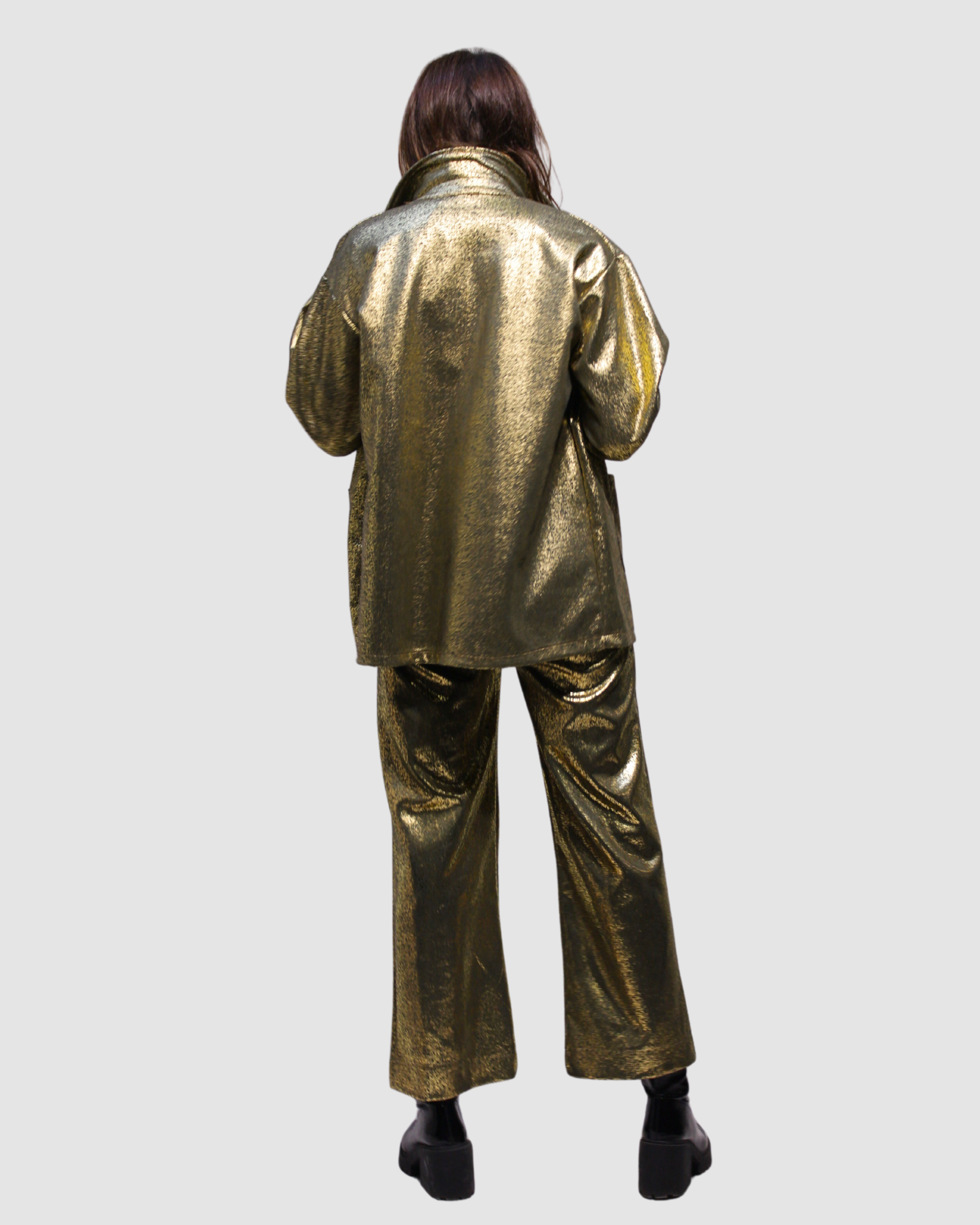 Conjunto blazer pantalón mujer, traje dos piezas, acabado metálico brillante, corte relajado elegante, ideal eventos y fiestas, color dorado, disponible talla S, estilo sofisticado moderno, cómodo, fácil combinar ✅Entrega 24/48h
