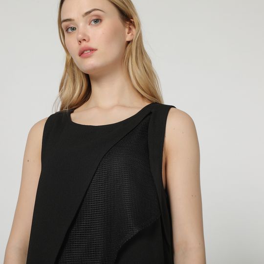Blusa sin mangas, top asimétrico, diseño minimalista, textura suave, corte recto, estilo versátil, elegante y cómodo, color negro, talla L, ideal outfit urbano u oficina, combina palazzo o falda ✅Entrega 24/48h