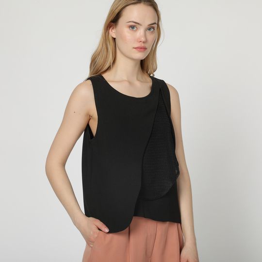 Blusa sin mangas, top asimétrico, diseño minimalista, textura suave, corte recto, estilo versátil, elegante y cómodo, color negro, talla L, ideal outfit urbano u oficina, combina palazzo o falda ✅Entrega 24/48h