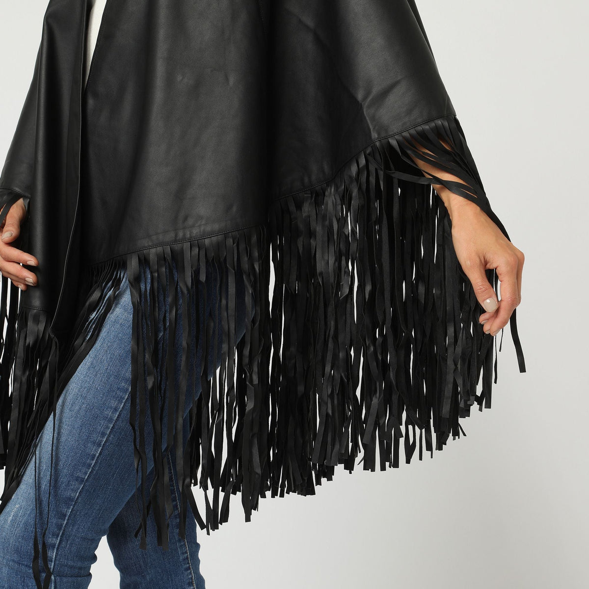 Poncho mujer kimono flecos urbano elegante versátil efecto piel, chaqueta exterior ligera, estilo moderno, color negro, talla L, outfit fácil de combinar, look sofisticado, ideal entretiempo ✅Entrega 24/48h