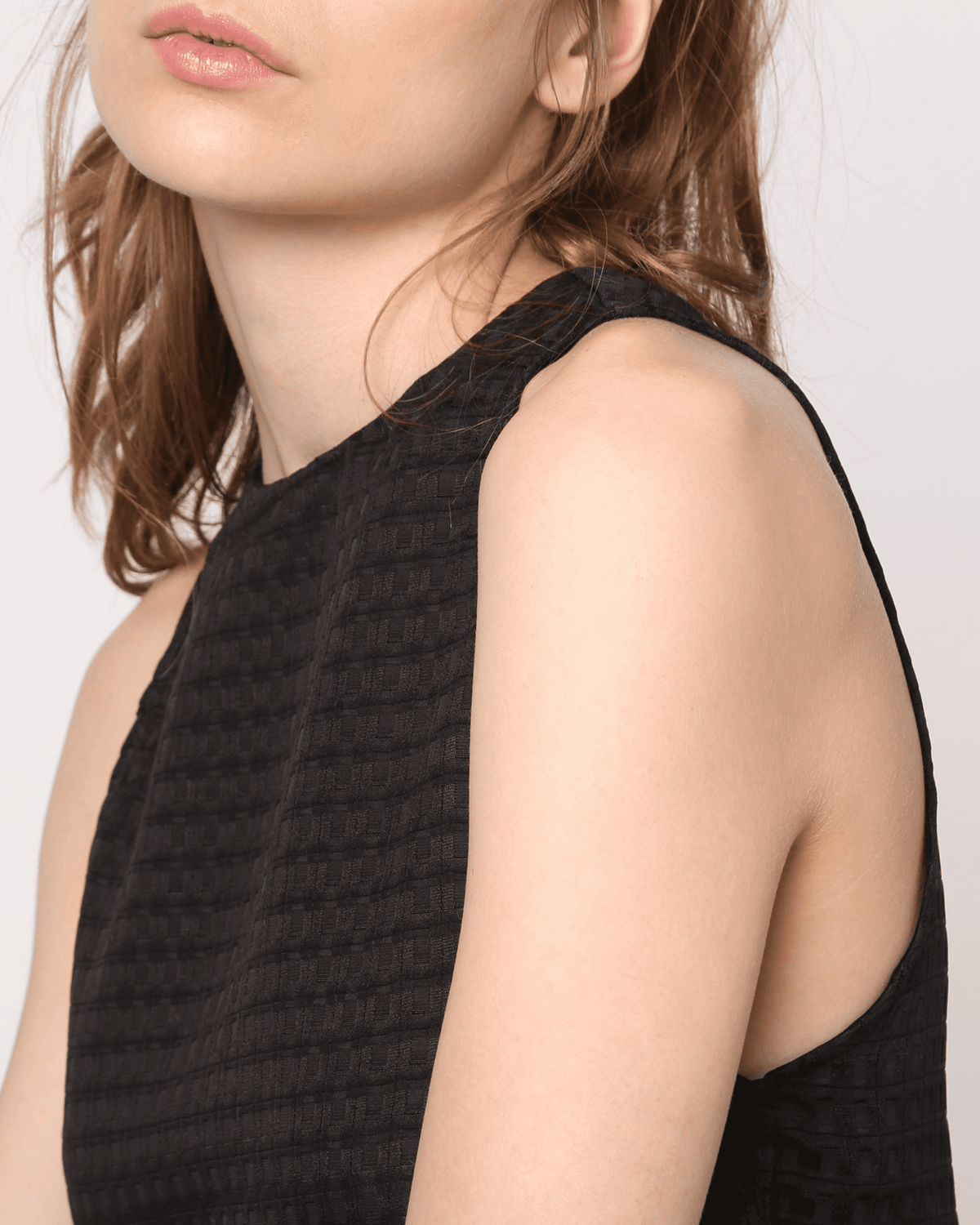 Blusa top sin mangas minimalista mujer, cuello alto tejido ligero textura delicada, elegante versátil, color negro, talla XS disponible, perfecta outfits casuales o formales, cómoda fresca ✅Entrega 24/48h