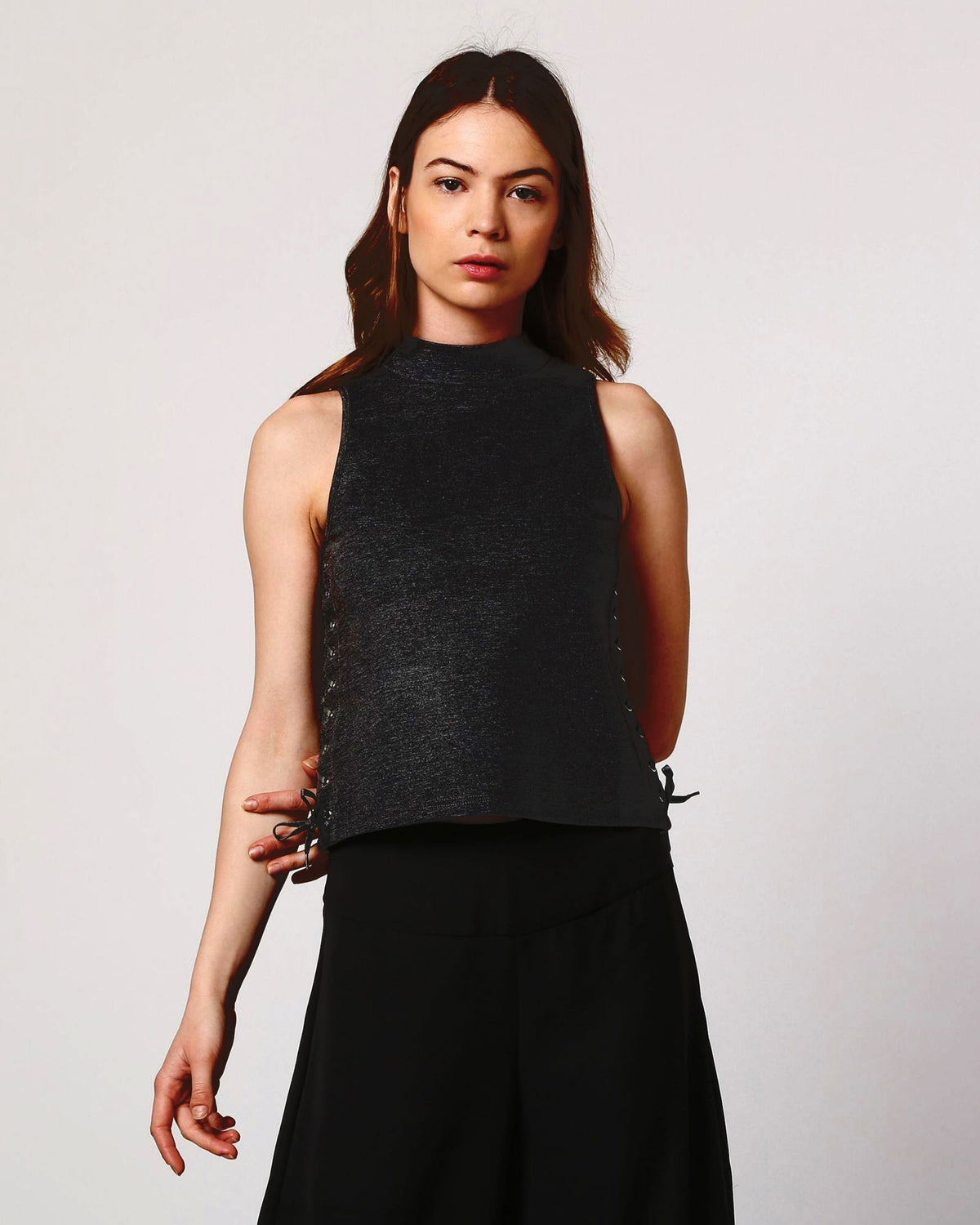 Top mujer, blusa sin mangas, diseño recto cuello perkins, cordón ajustable laterales, cierre cremallera, tejido poliéster, estilo moderno elegante, color negro, talla S disponible, cómodo y versátil ✅Entrega 24/48h
