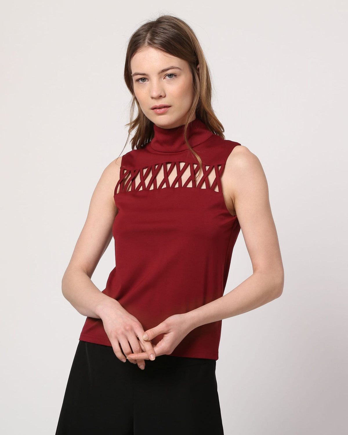Top sin mangas mujer, blusa elegante, cuello alto, aberturas geométricas, diseño tendencia, tejido suave, estilo sofisticado, ideal fiesta u oficina, color burdeos, talla XS disponible, look versátil ✅Entrega 24/48h