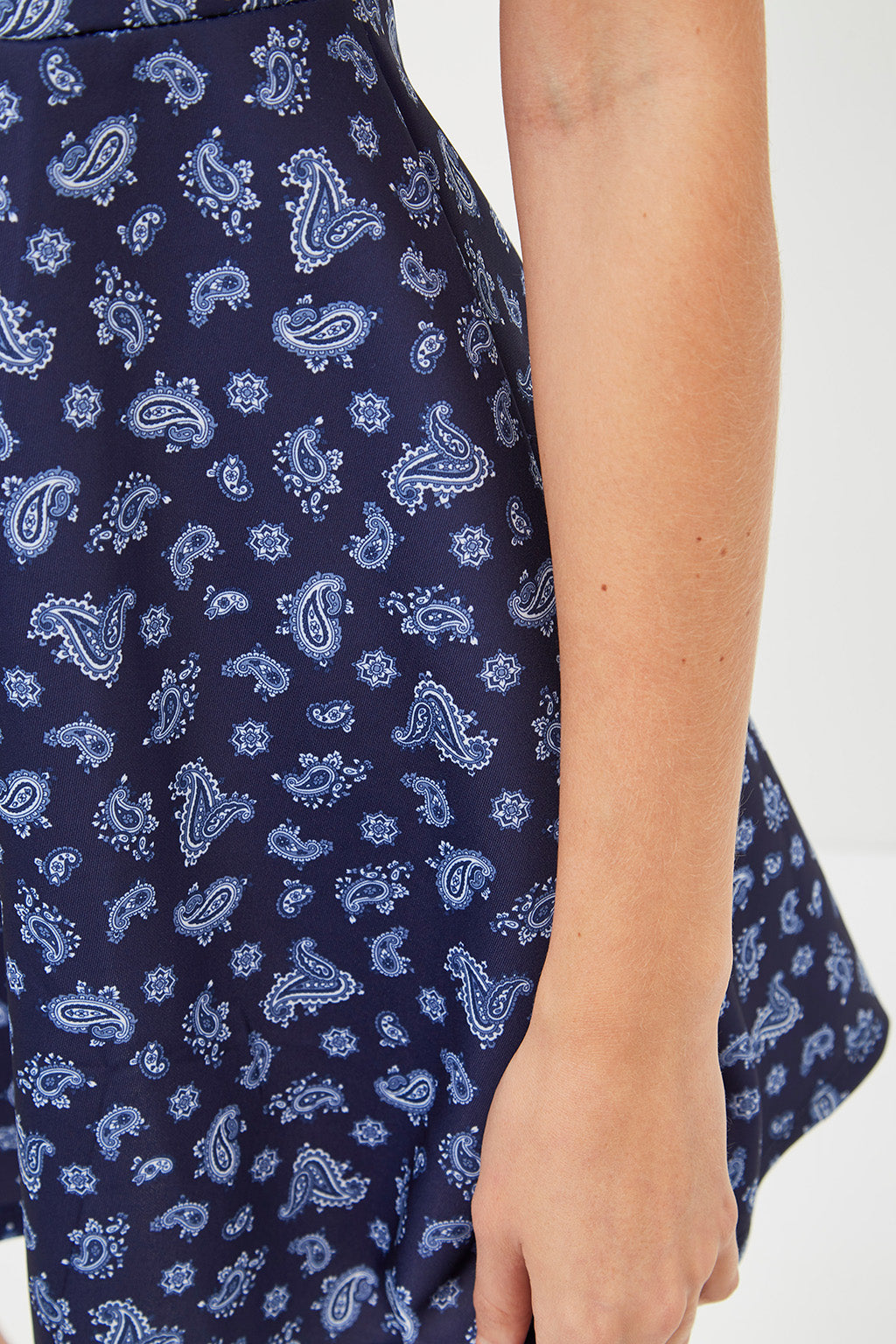 Vestido corto casual evasé sin mangas azul marino floral summer dress outfit ligero fresco cómodo chic ideal L ocasiones urbanas y eventos informales fácil combinar ✅Entrega 24/48h