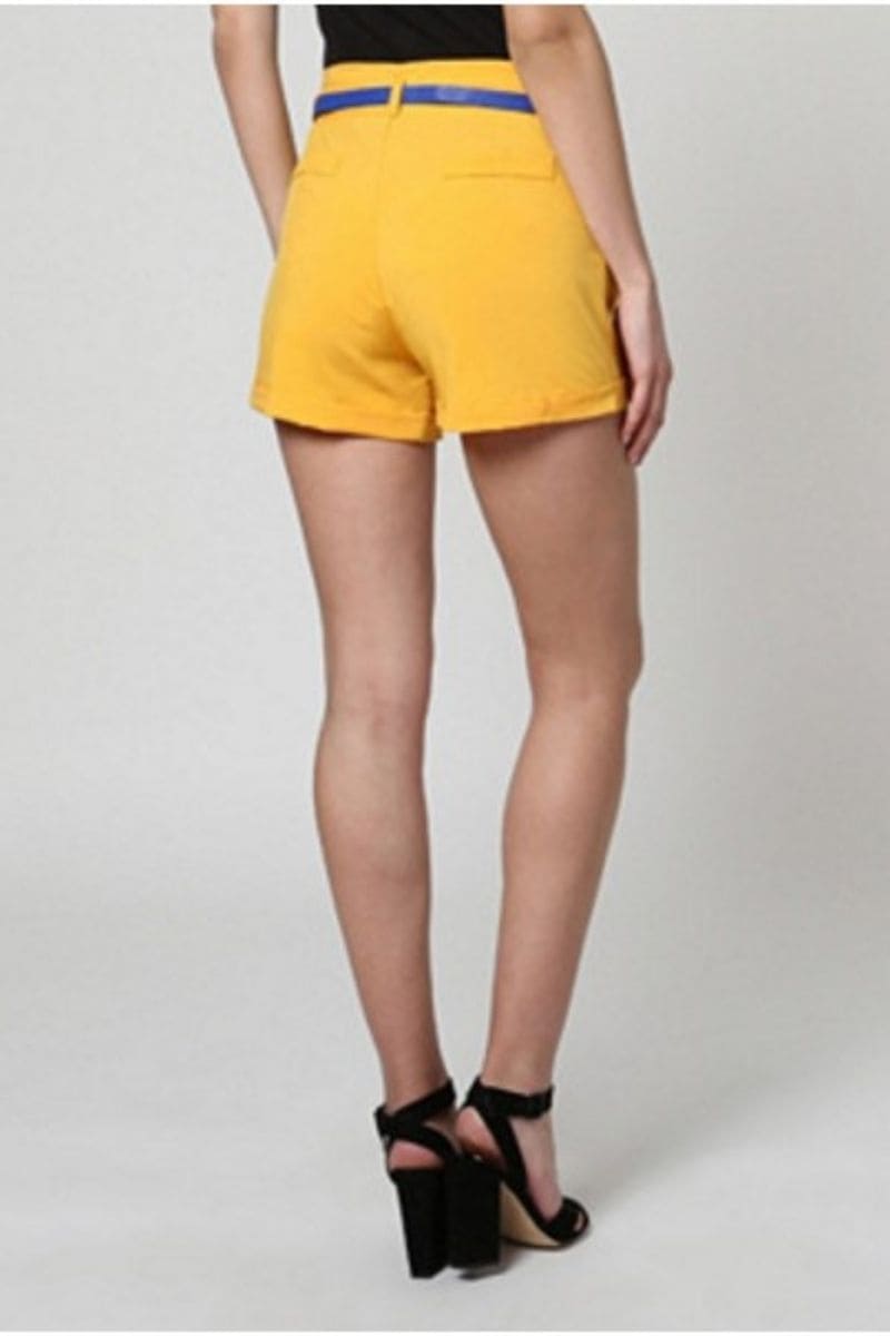 Short chino mujer, bermuda, modelo Sense 7681, cinturón extraíble, bolsillos decorativos, cierre cremallera y botón, estilo casual, talla S, cómodo y versátil, color amarillo, outfit moderno ✅Entrega 24/48h