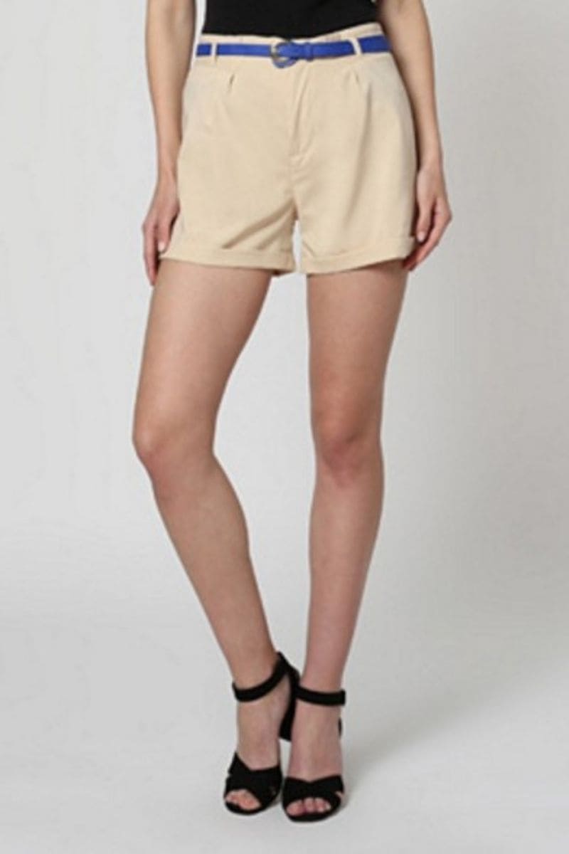 Short mujer tipo chino, modelo 7681, cinturón extraíble, cierre cremallera, bolsillos decorativos, corte recto, estilo casual, tela ligera, color beige, disponible talla S, prenda cómoda y versátil ✅Entrega 24/48h