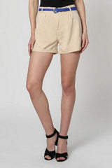 Short mujer tipo chino, modelo 7681, cinturón extraíble, cierre cremallera, bolsillos decorativos, corte recto, estilo casual, tela ligera, color beige, disponible talla S, prenda cómoda y versátil ✅Entrega 24/48h