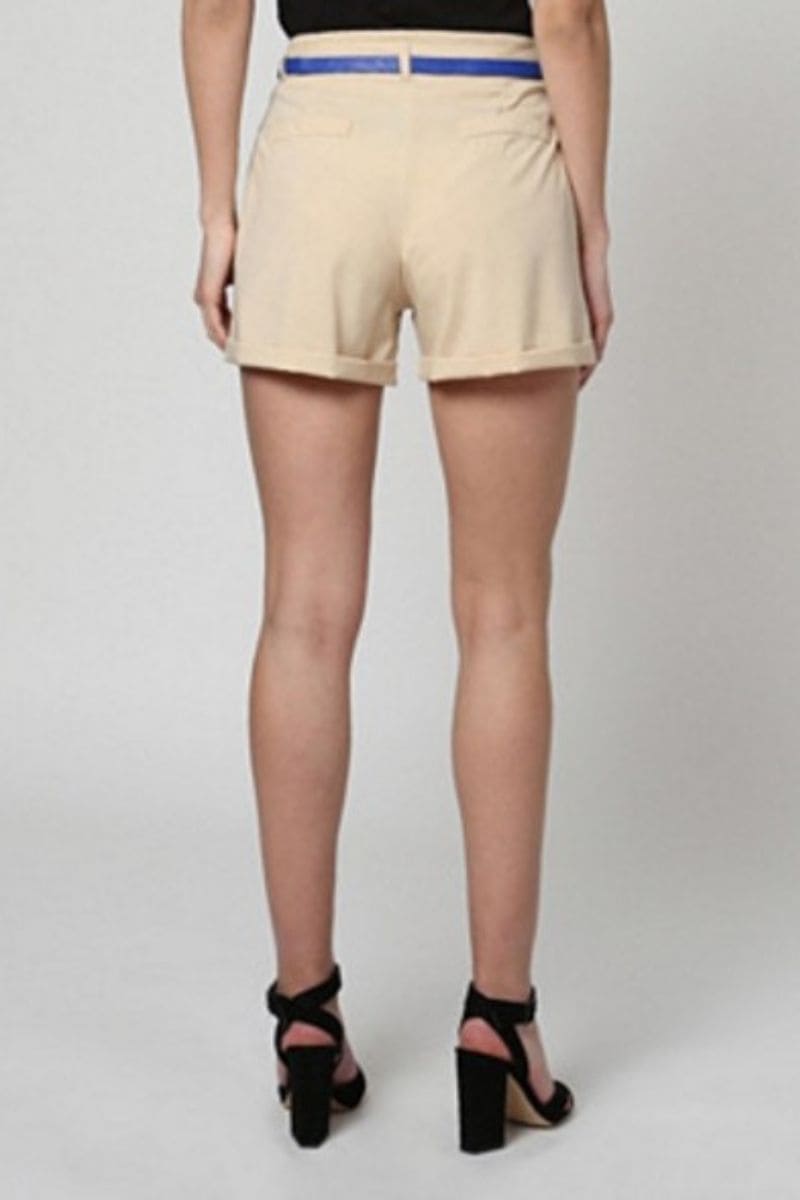 Short mujer tipo chino, modelo 7681, cinturón extraíble, cierre cremallera, bolsillos decorativos, corte recto, estilo casual, tela ligera, color beige, disponible talla S, prenda cómoda y versátil ✅Entrega 24/48h