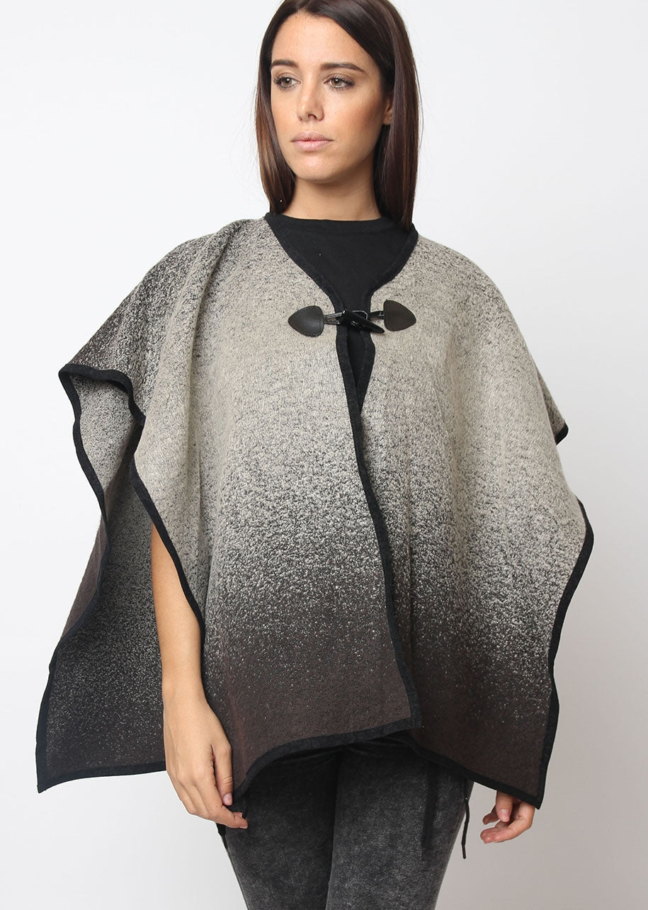 Capa Mujer Oversize, Poncho, Chal, Degradado Moderno, Cierre Broche Decorativo, Tejido Ligero, Corte Amplio, Estilo Urbano Elegante, Talla Única, Tono Gris Neutro, Sofisticada y Versátil ✅Entrega 24/48h