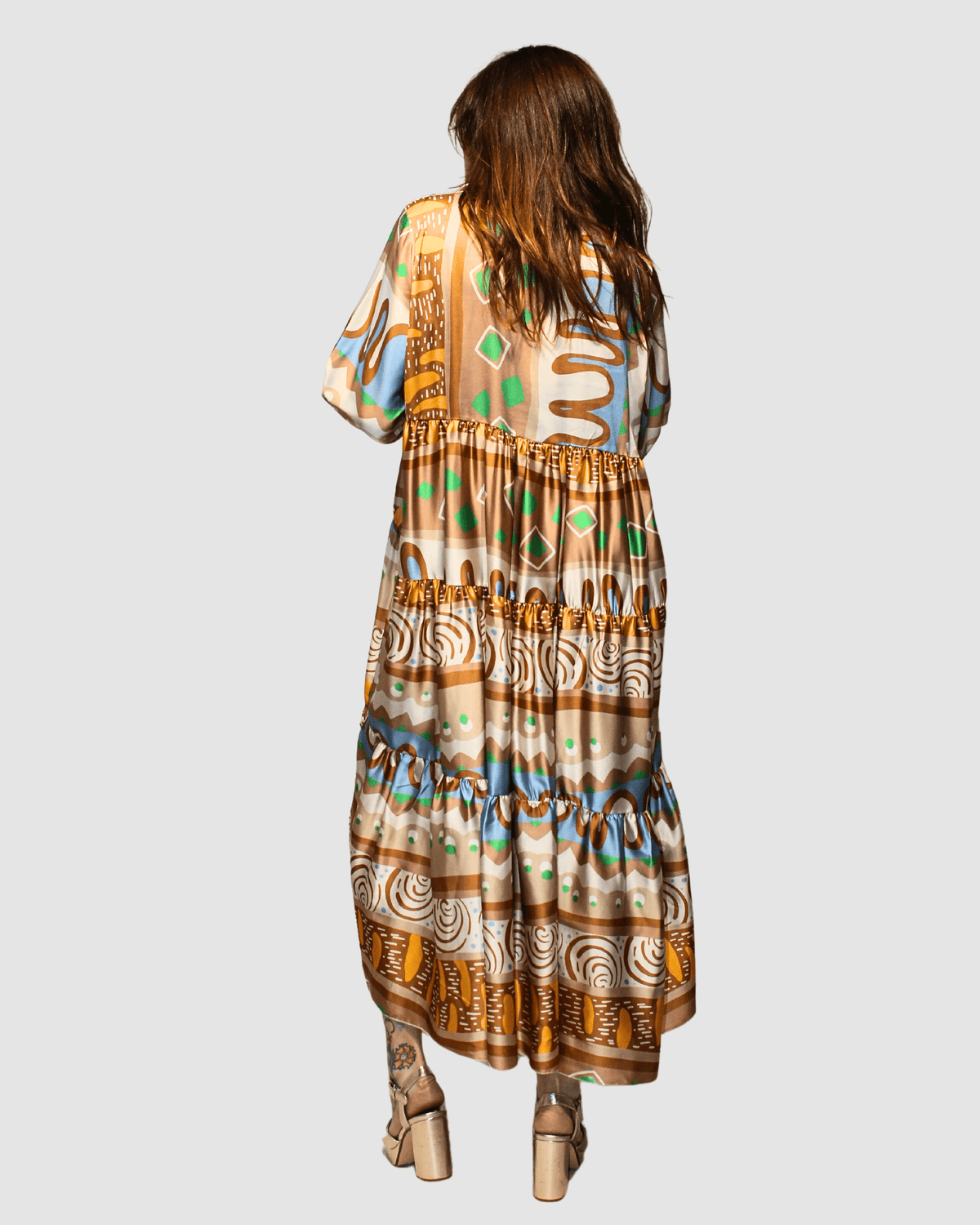 Vestido largo bohemio mujer, dress fluido estampado geométrico multicolor, manga larga, corte holgado, estilo casual sofisticado, ideal eventos y urbano, disponible marrón, talla S, cómodo y versátil ✅Entrega 24/48h