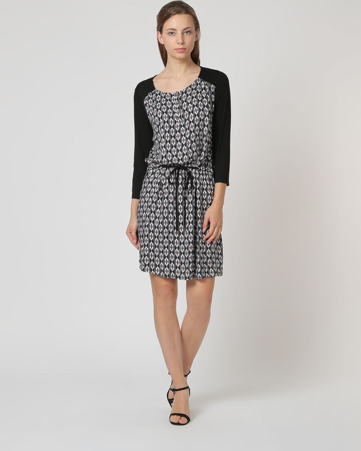 Vestido corto mujer, dress geométrico, poliéster, ajuste cintura, manga tres cuartos, estilo urbano elegante, colores negro blanco, talla S, cómodo versátil, ideal oficina o eventos  ✅Entrega 24/48h