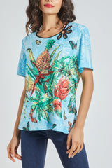 Blusa mujer estampada flores mariposas, camiseta algodón azul escote calado cuello redondo, manga corta, estilo tropical, cómoda y versátil, talla L, ideal urbana o casual, colores disponibles, ✅Entrega 24/48h