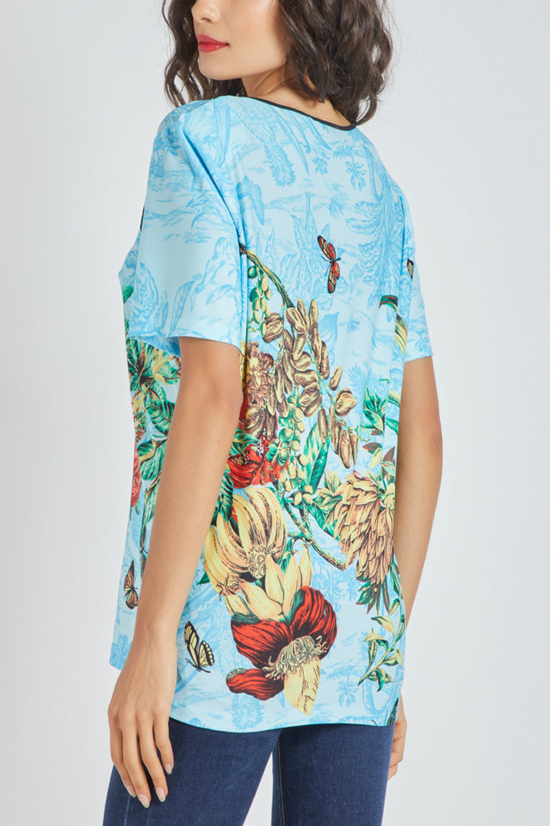 Blusa mujer estampada flores mariposas, camiseta algodón azul escote calado cuello redondo, manga corta, estilo tropical, cómoda y versátil, talla L, ideal urbana o casual, colores disponibles, ✅Entrega 24/48h