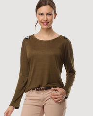 Blusa mujer manga larga bordado hombro, top casual elegante, tejido ligero fit relajado, tendencia urbana oficina, color verde oliva, talla 38, look versátil diario, detalle exclusivo ✅Entrega 24/48h