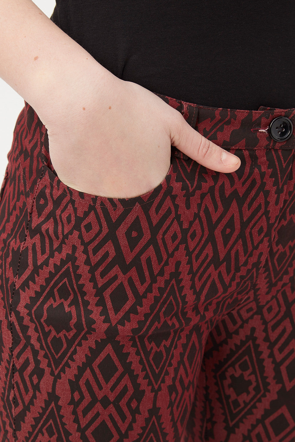 Pantalón mujer slim fit, pants estampado geométrico, tiro medio, tejido suave, corte entallado, estilo sofisticado, burdeos, talla 38, cómodo, versátil oficina y salidas, beneficios elegancia y confort, ✅Entrega 24/48h